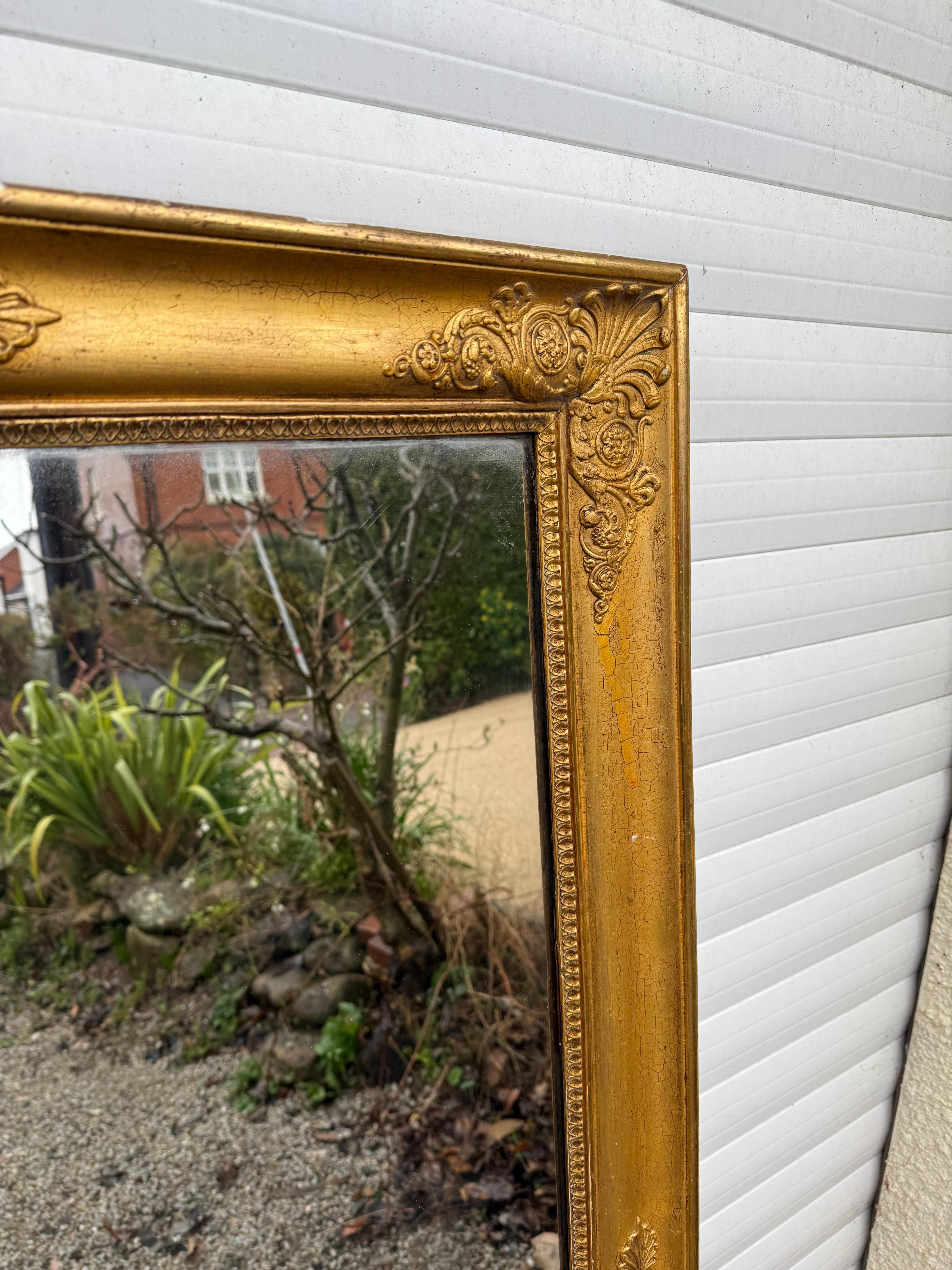 Français Magnifique miroir mural doré du 19ème siècle, style empire en vente