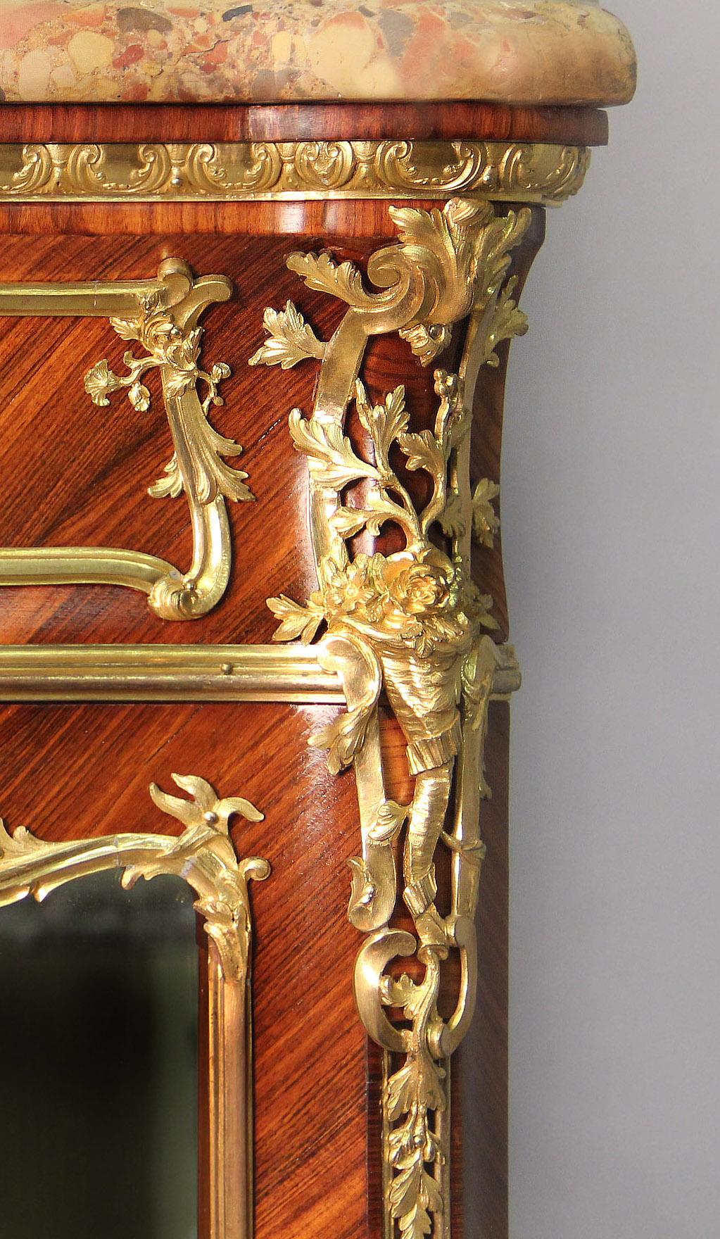 Maravillosa vitrina montada en bronce dorado del siglo XIX de Joseph Zwiener Bronce en venta