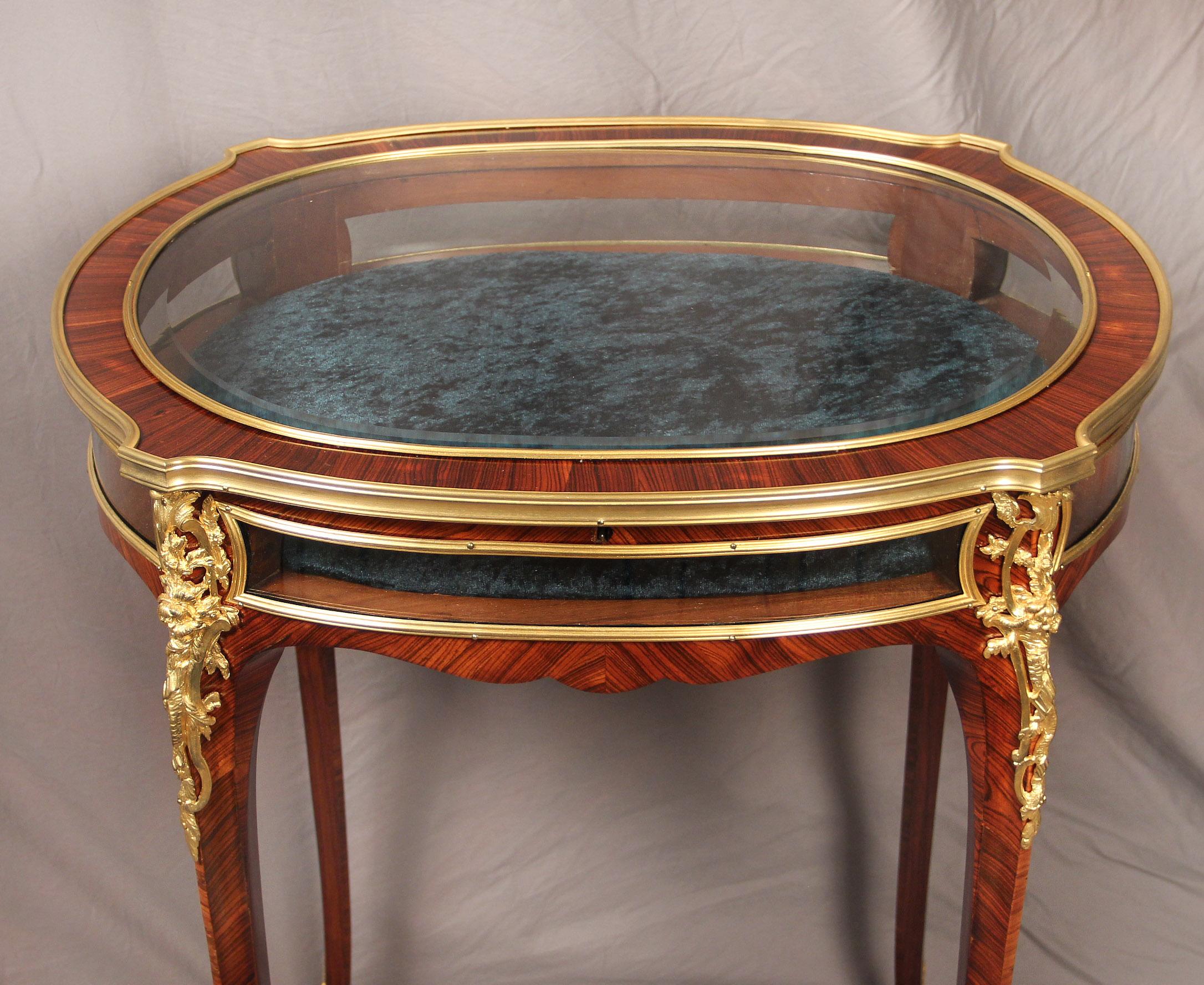 Français Merveilleuse table de Vitrine du 19ème siècle montée sur bronze doré par Joseph Zwiener en vente