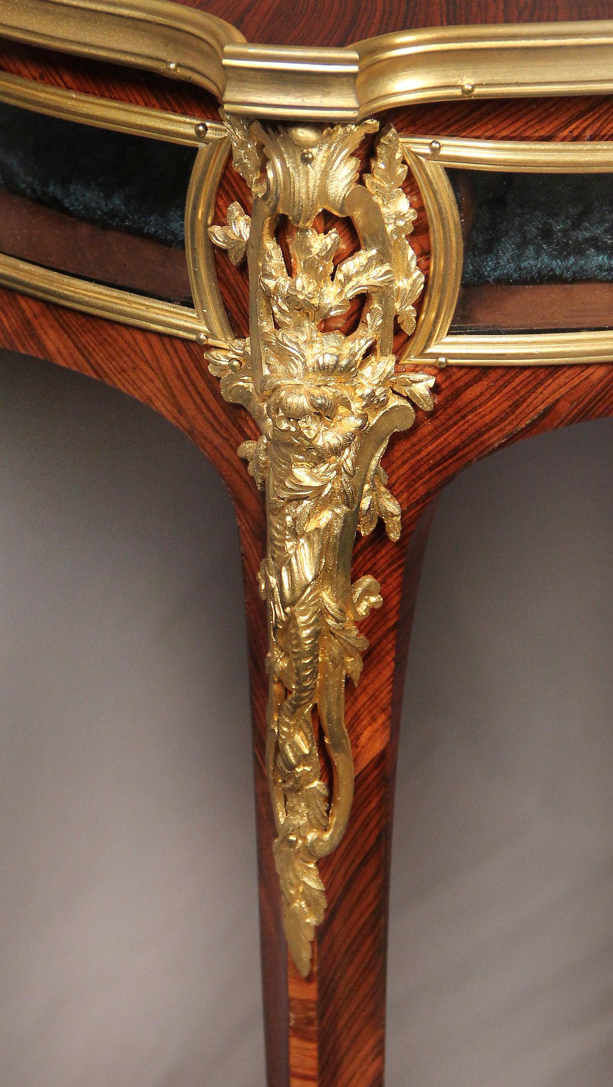 Doré Merveilleuse table de Vitrine du 19ème siècle montée sur bronze doré par Joseph Zwiener en vente