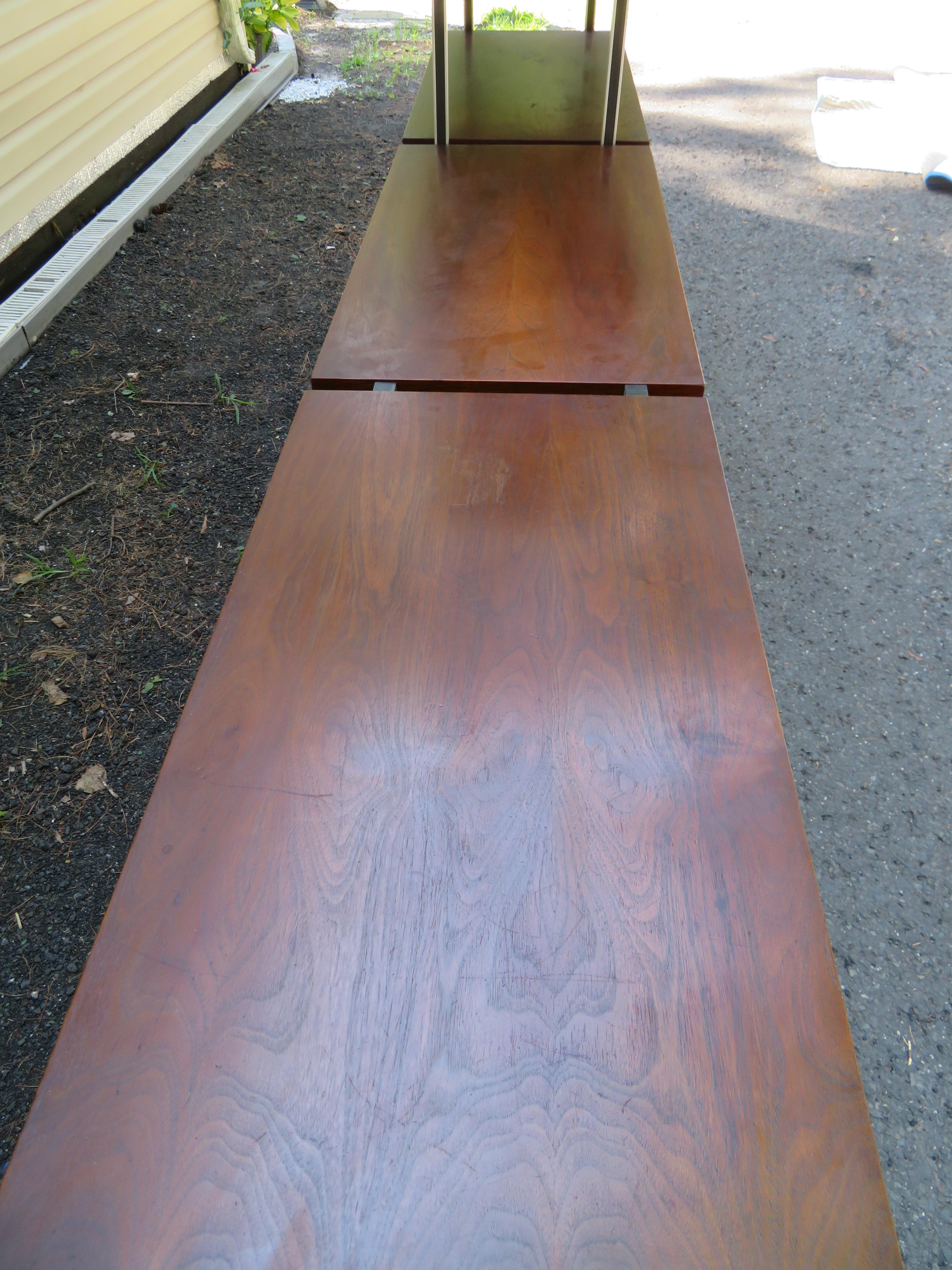 Maravilloso mueble alto independiente de 3 módulos en madera de nogal Stanley Mid-Century Modern en venta 6