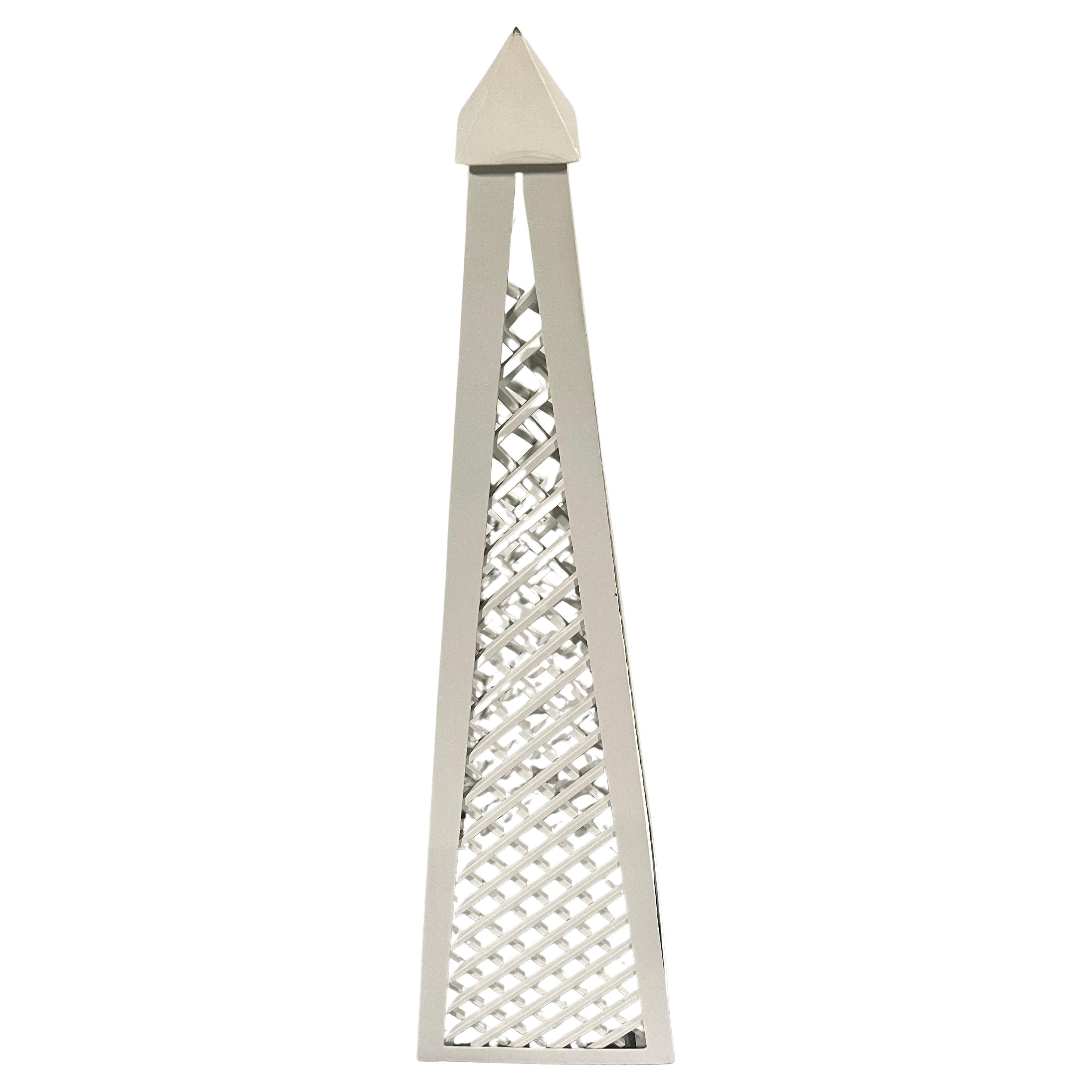 Wonderful 3 Pairs White Aluminum Lattice Trellis Garden Outdoor Obelisk Pyramids (Chinoiserie) im Angebot