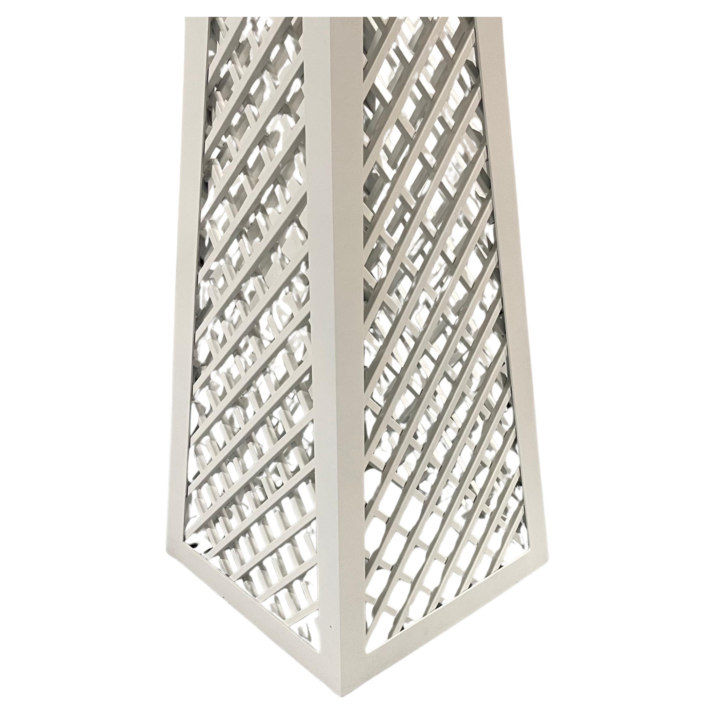 Wonderful 3 Pairs White Aluminum Lattice Trellis Garden Outdoor Obelisk Pyramids im Zustand „Gut“ im Angebot in Roslyn, NY