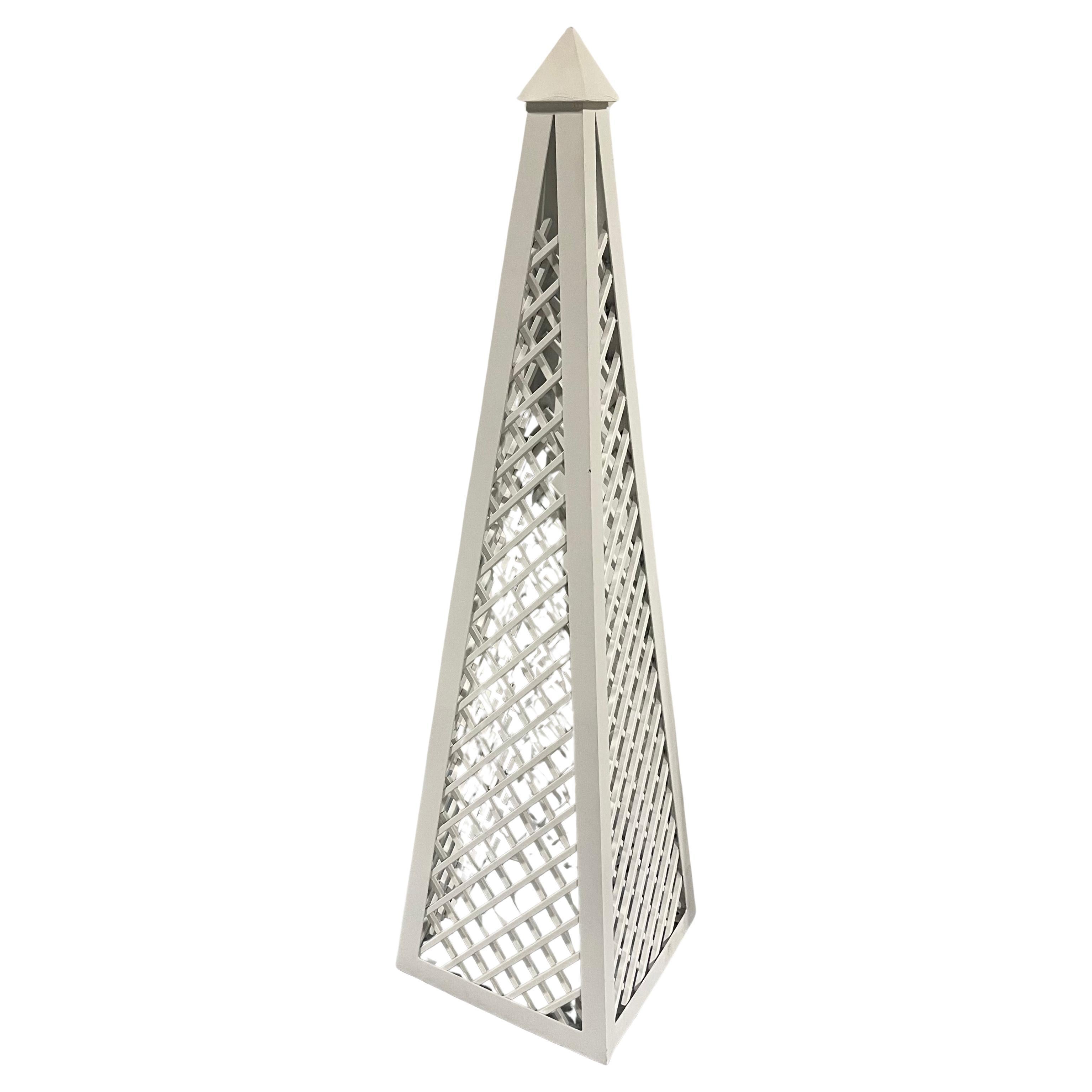 Wonderful 3 Pairs White Aluminum Lattice Trellis Garden Outdoor Obelisk Pyramids (20. Jahrhundert) im Angebot