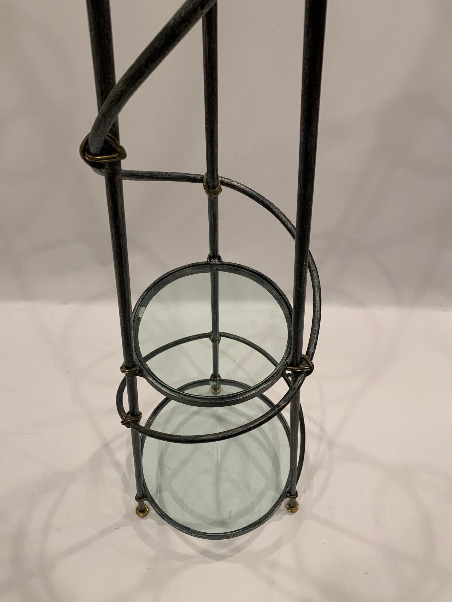 Wunderschöne dreistufige Etagere-Regale aus Eisen und Glas mit Spiralen (Philippinisch) im Angebot