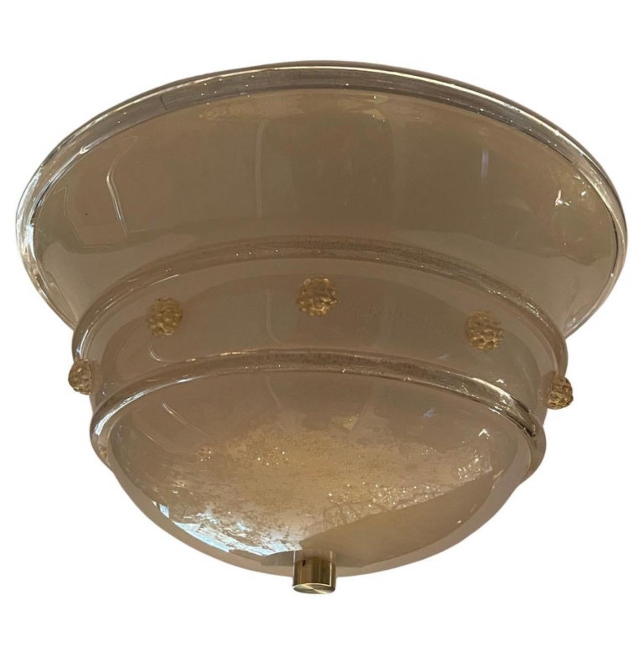 Merveilleux ensemble de 4 luminaires de plafond en verre soufflé de Murano infusé d'écailles d'or avec boîtier en laiton et chacun équipé de 2 prises candélabres.

Chaque luminaire est vendu séparément, 4 disponibles 