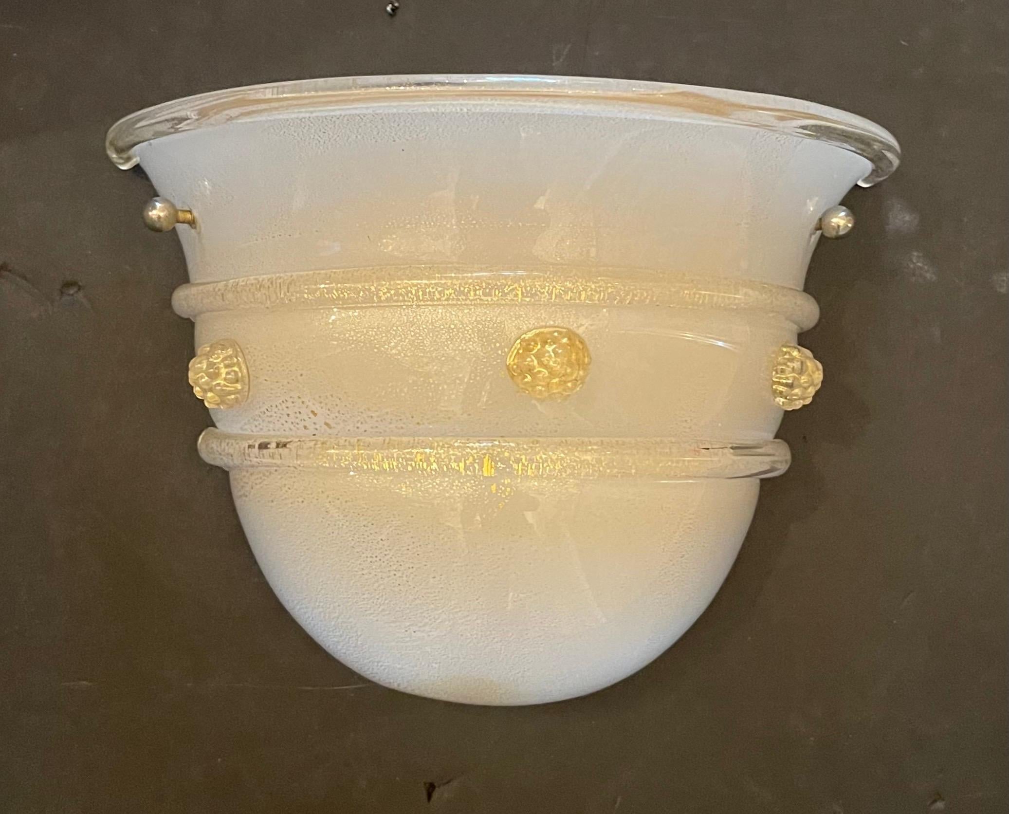 Un magnifique ensemble de 7 appliques murales en verre d'art soufflé de Murano, infusé d'écailles d'or, dont 4 sont neuves et n'ont jamais été ouvertes dans leur emballage d'origine.

Chaque applique est vendue séparément pour 925 $.
7 appliques