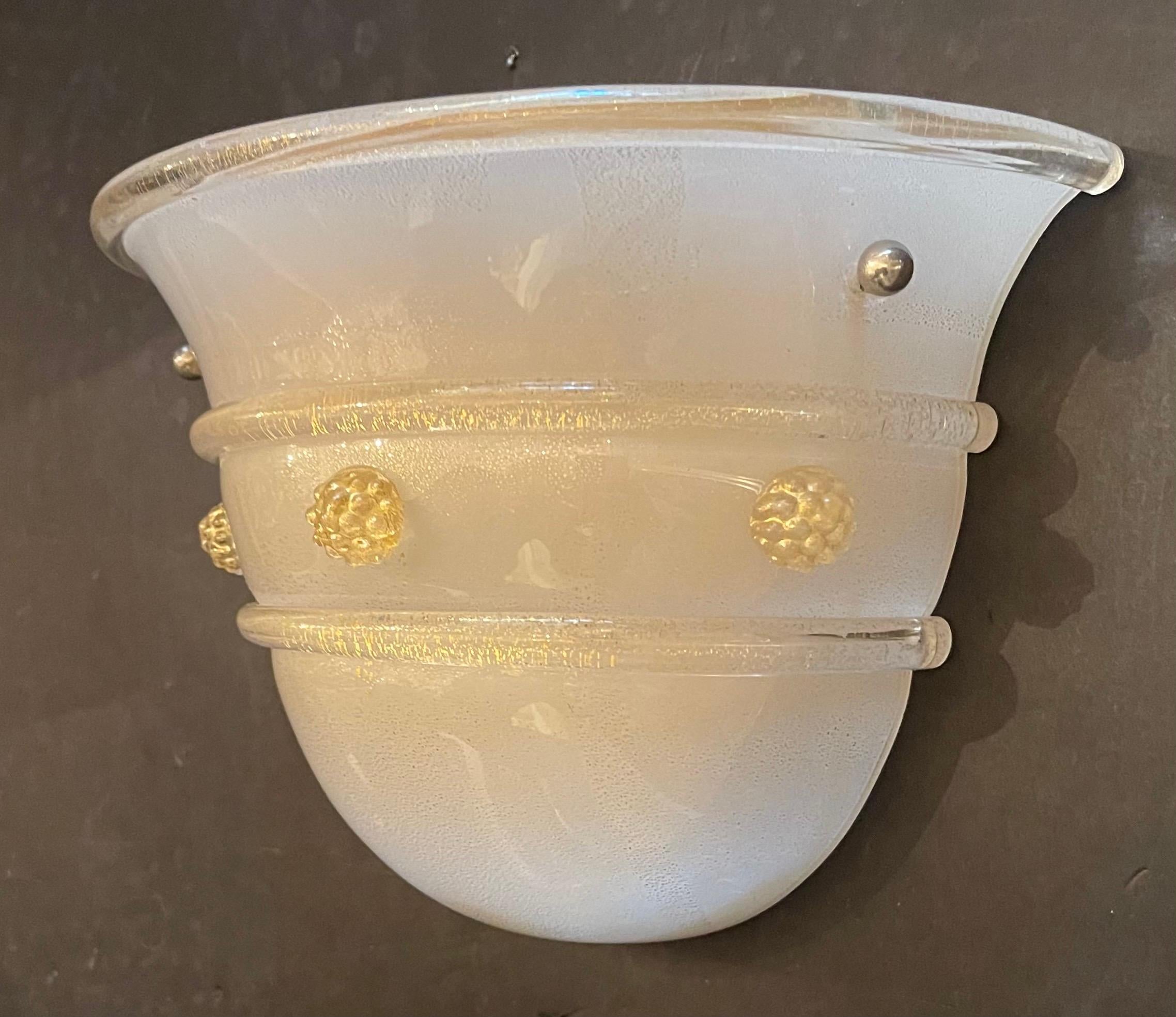 Moderne Merveilleuses 7 appliques en verre d'art soufflé de Murano infusé d'écailles d'or en vente