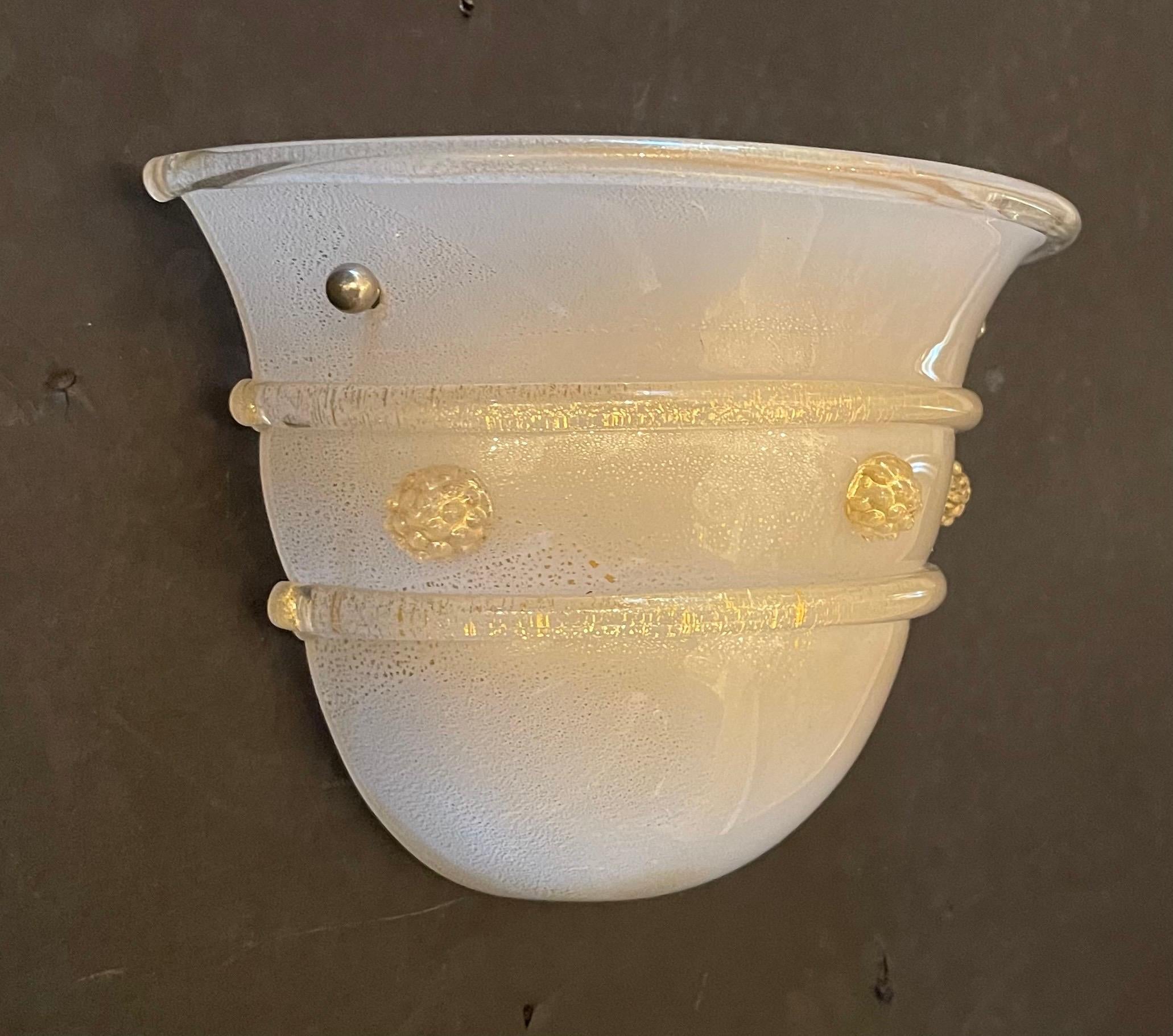 italien Merveilleuses 7 appliques en verre d'art soufflé de Murano infusé d'écailles d'or en vente