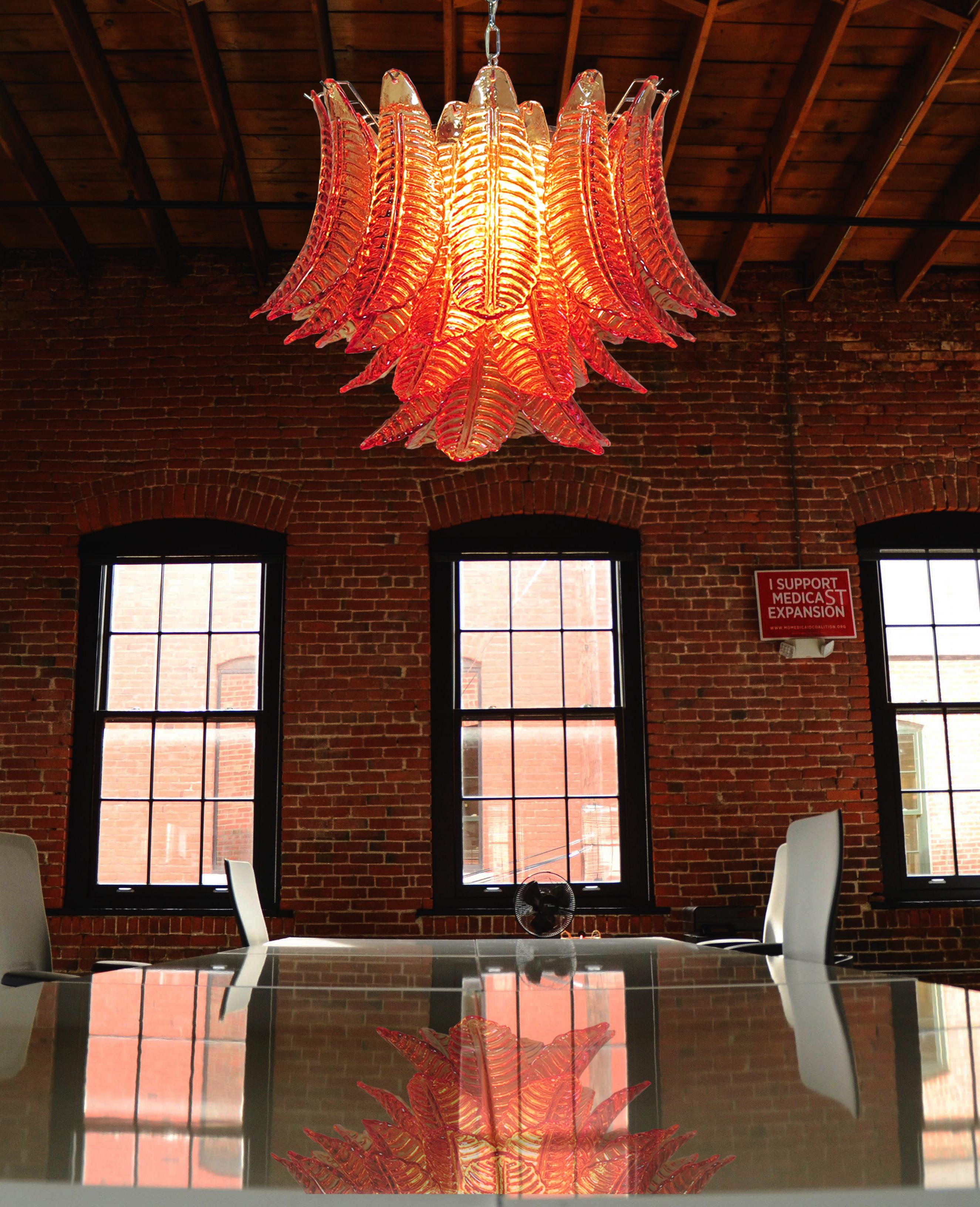 Bellissimo lampadario italiano di Murano composto da 36 splendidi vetri ambrati che conferiscono un aspetto molto elegante. I vetri di questo lampadario sono vere e proprie opere d'arte.
Periodo:l a fine del XX secolo
Dimensioni: 47,25 pollici