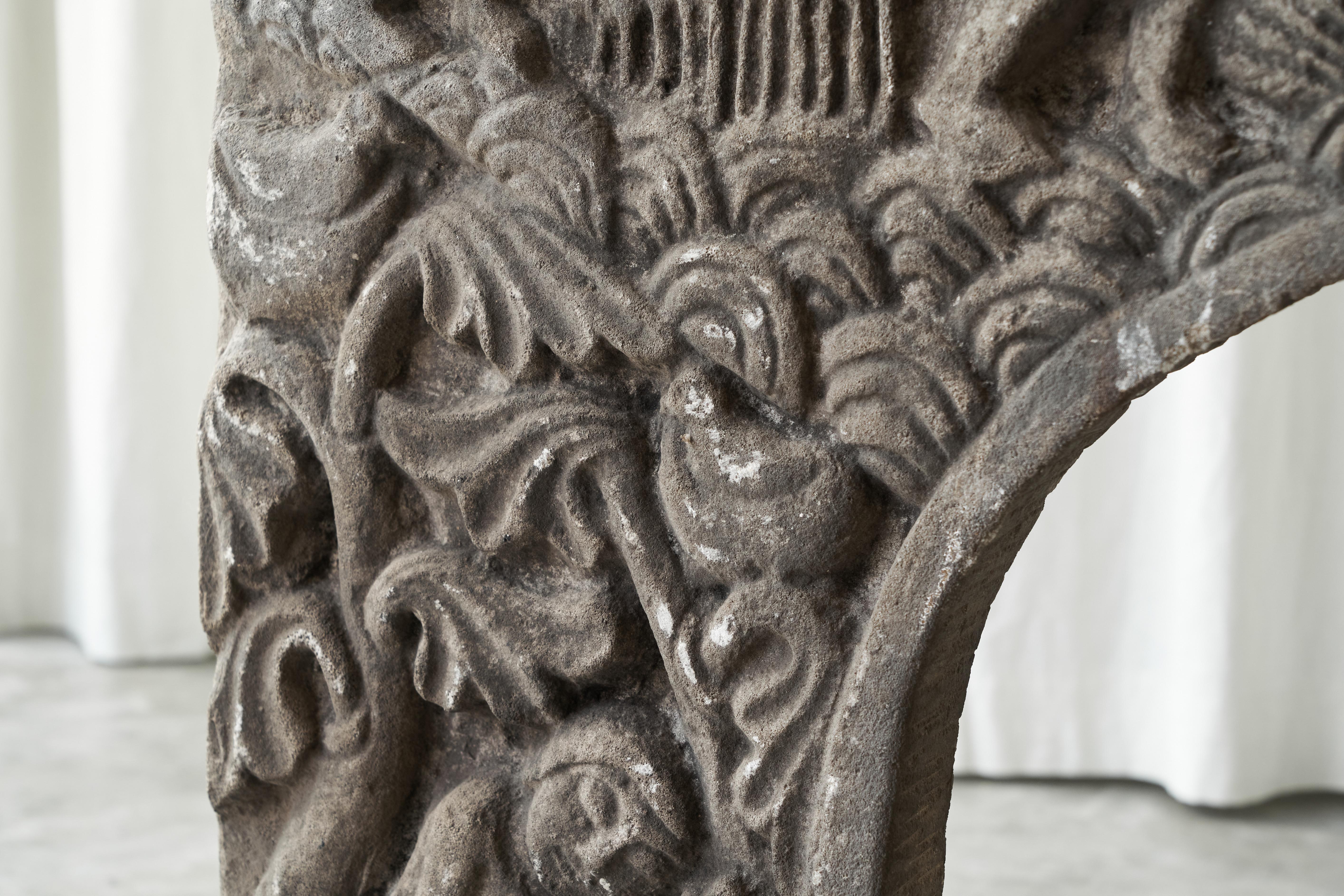 Maravilloso Revestimiento de Chimenea Antiguo en Bajo Relieve de Piedra Tallada a Mano en venta 3