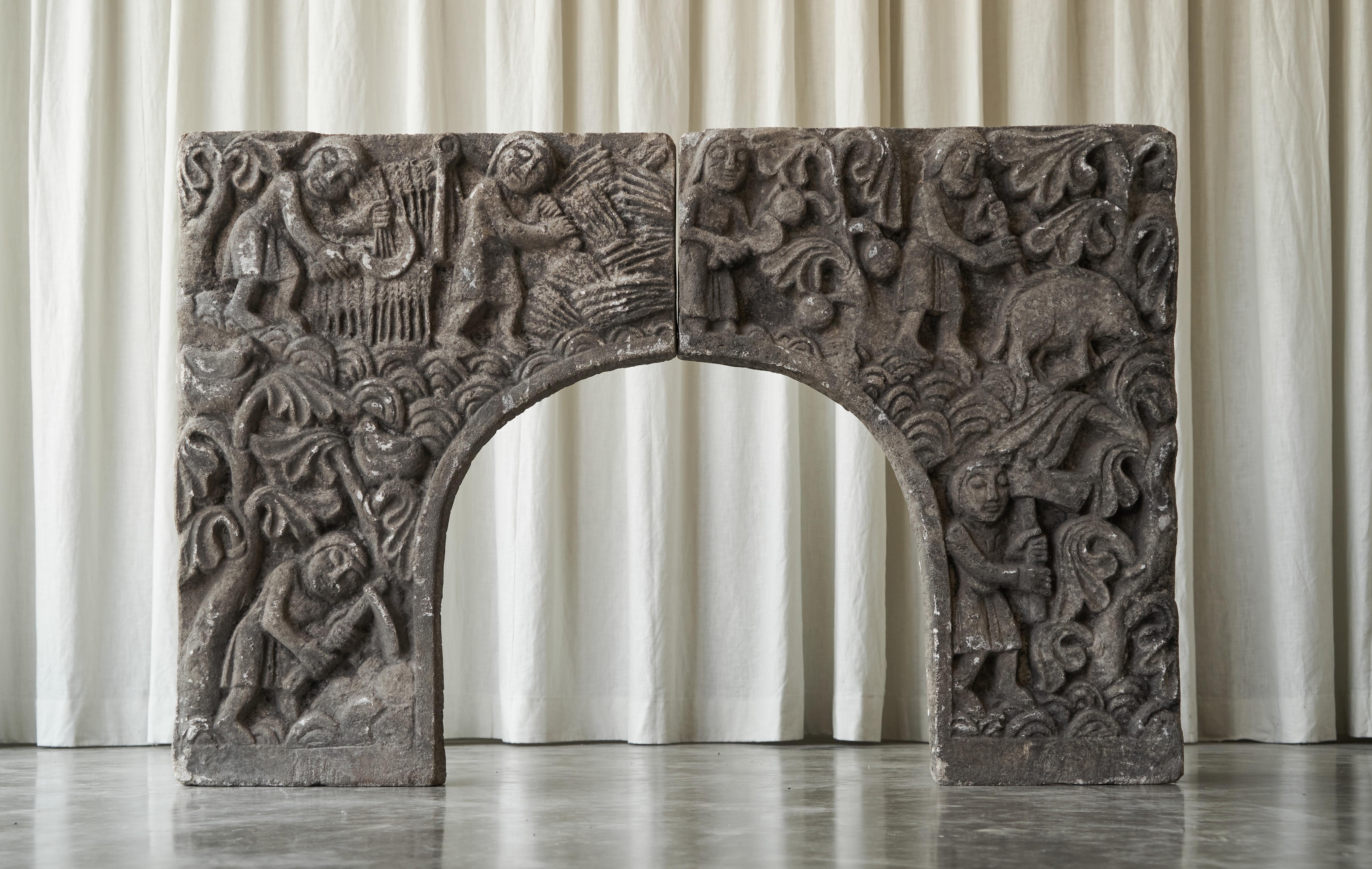 Maravilloso Revestimiento de Chimenea Antiguo en Bajo Relieve de Piedra Tallada a Mano en venta 4