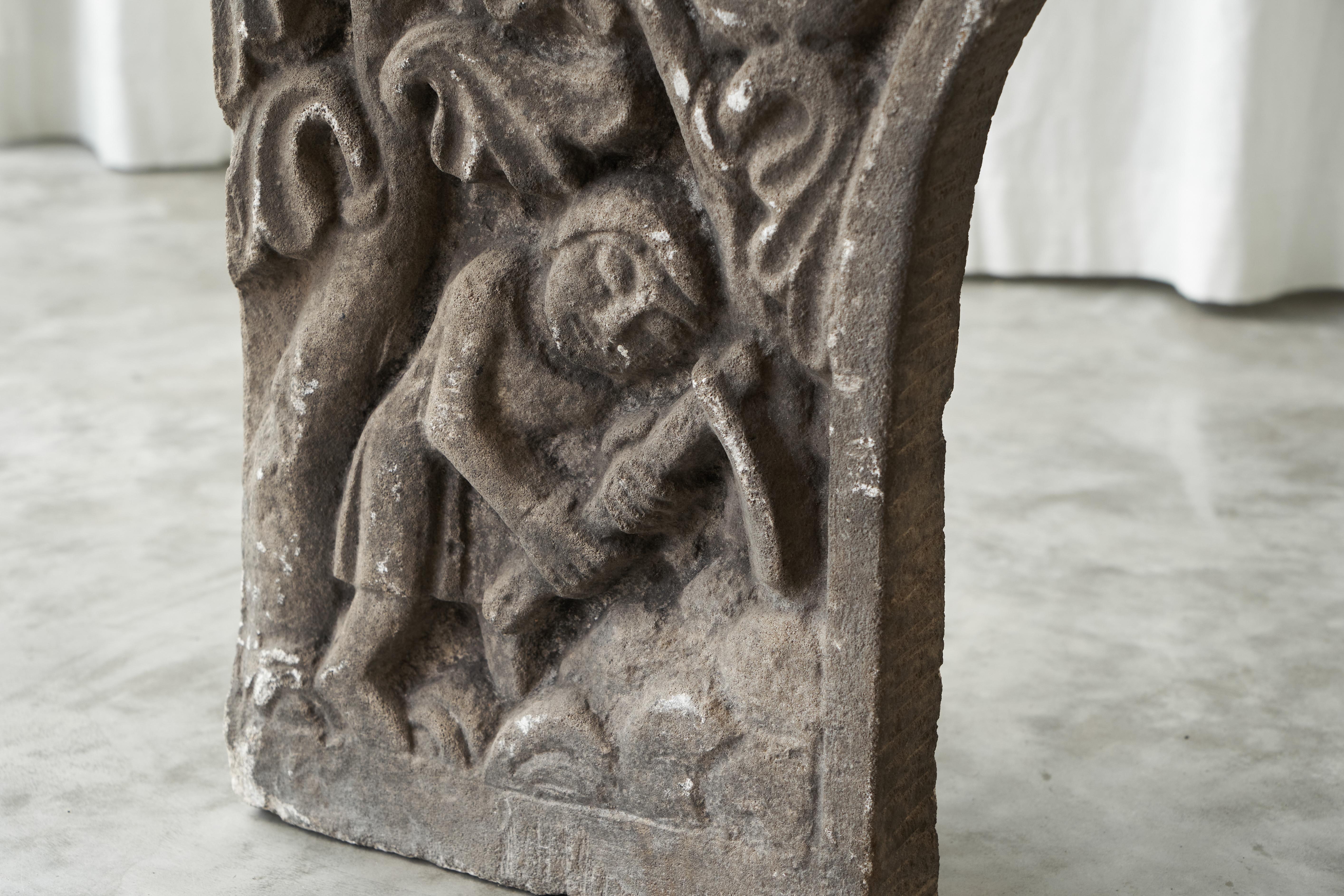 Maravilloso Revestimiento de Chimenea Antiguo en Bajo Relieve de Piedra Tallada a Mano en venta 5