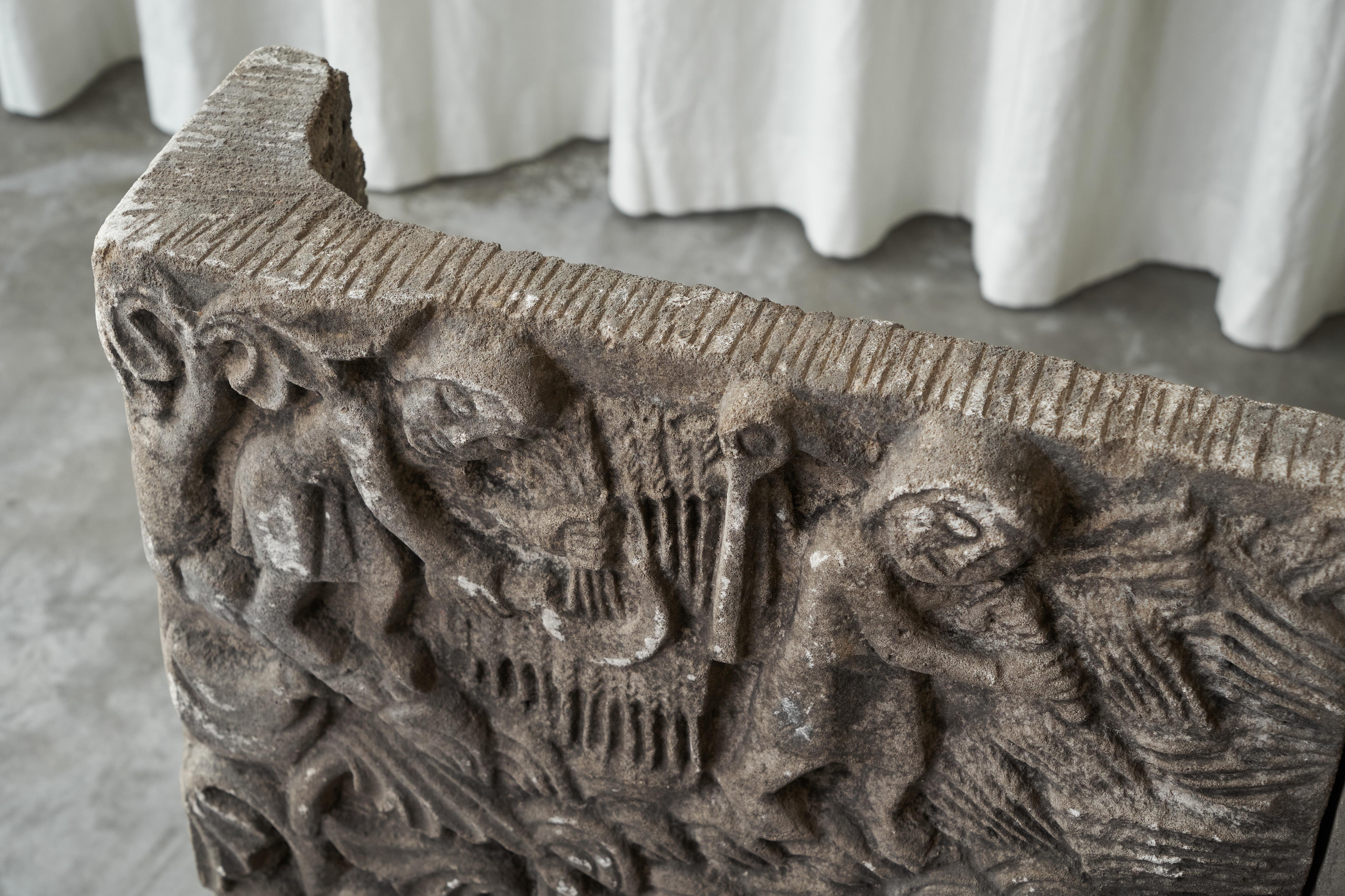 Maravilloso Revestimiento de Chimenea Antiguo en Bajo Relieve de Piedra Tallada a Mano en venta 6