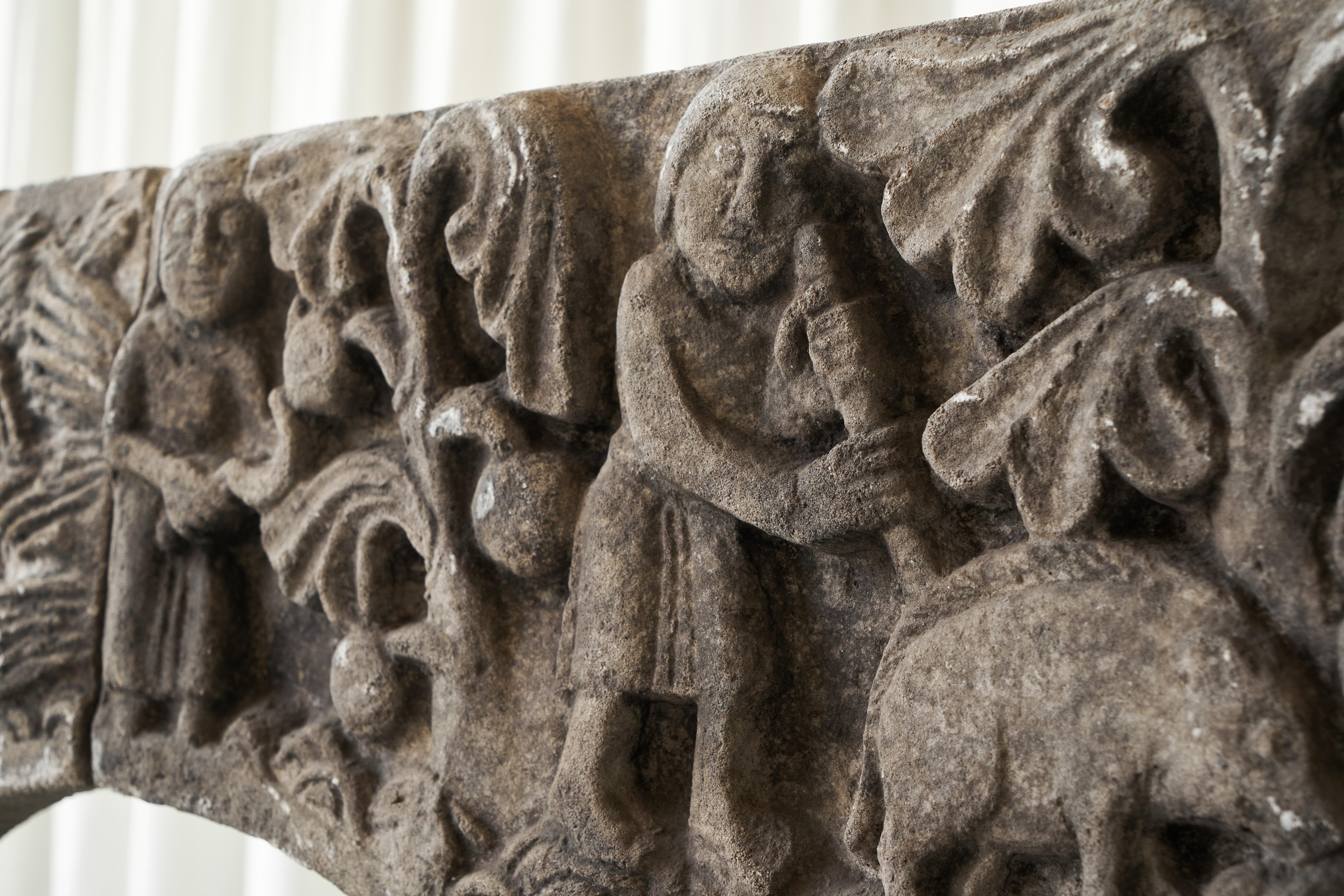 Maravilloso Revestimiento de Chimenea Antiguo en Bajo Relieve de Piedra Tallada a Mano Artes y manualidades en venta
