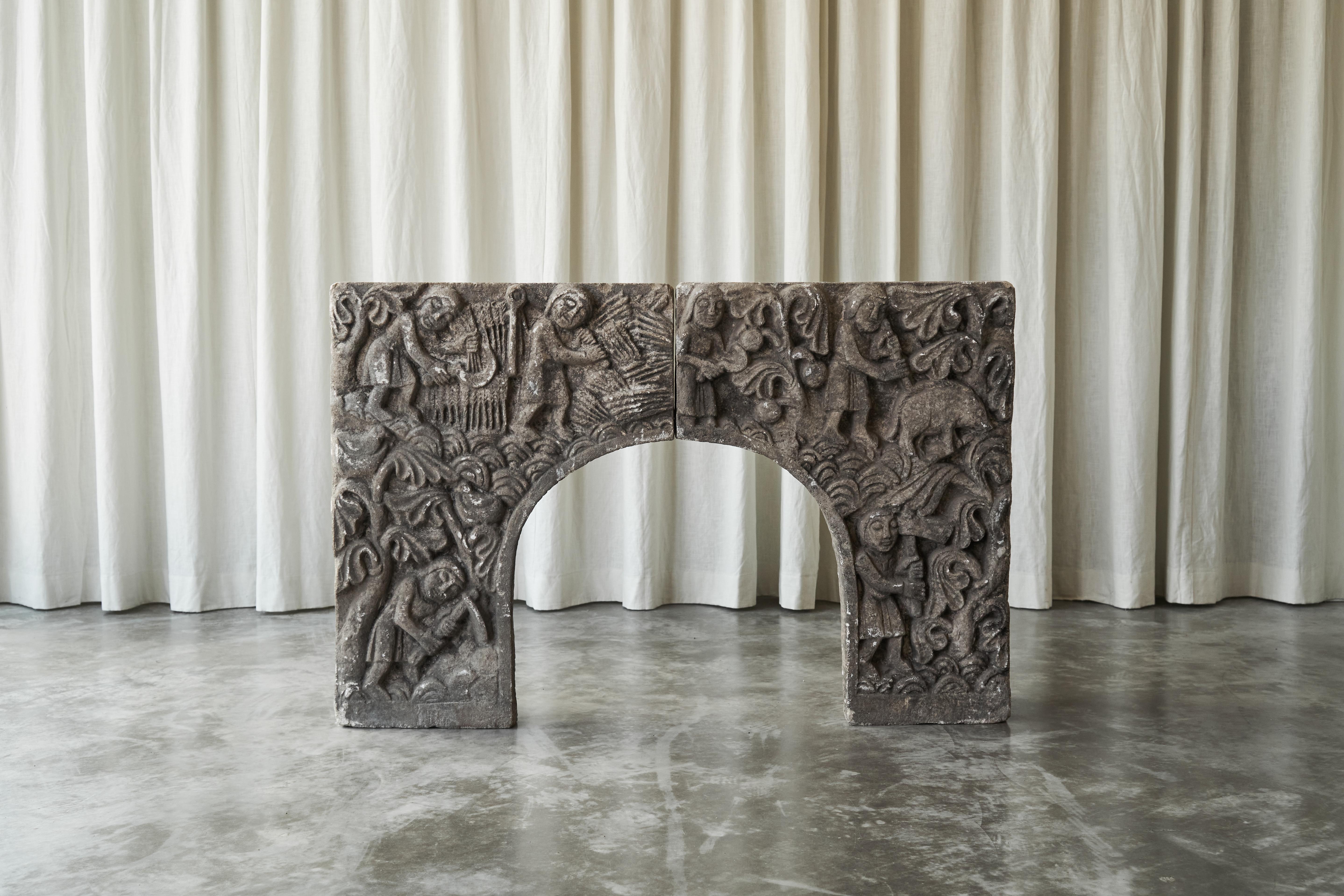 Maravilloso Revestimiento de Chimenea Antiguo en Bajo Relieve de Piedra Tallada a Mano Europeo en venta