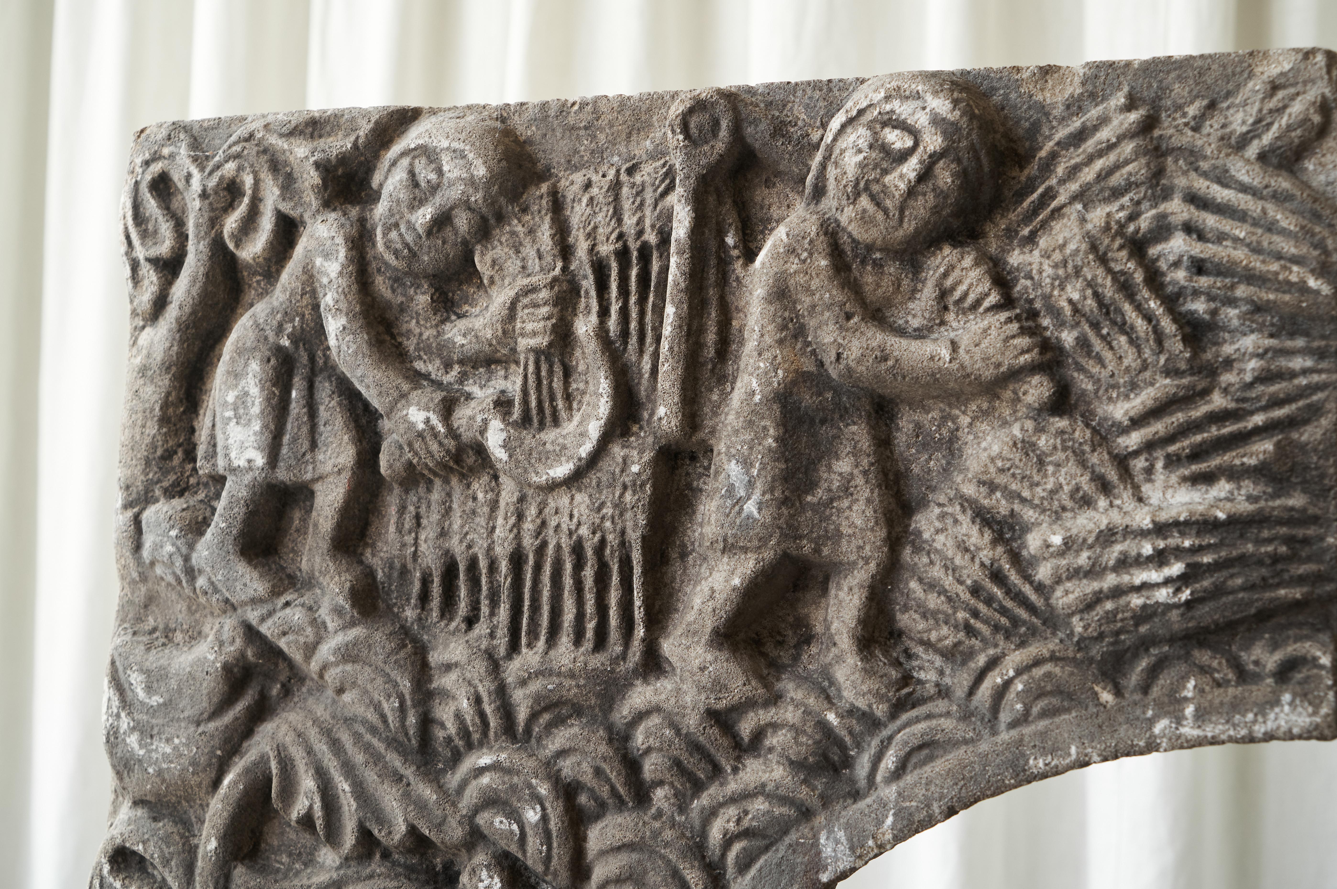 Maravilloso Revestimiento de Chimenea Antiguo en Bajo Relieve de Piedra Tallada a Mano Tallado a mano en venta