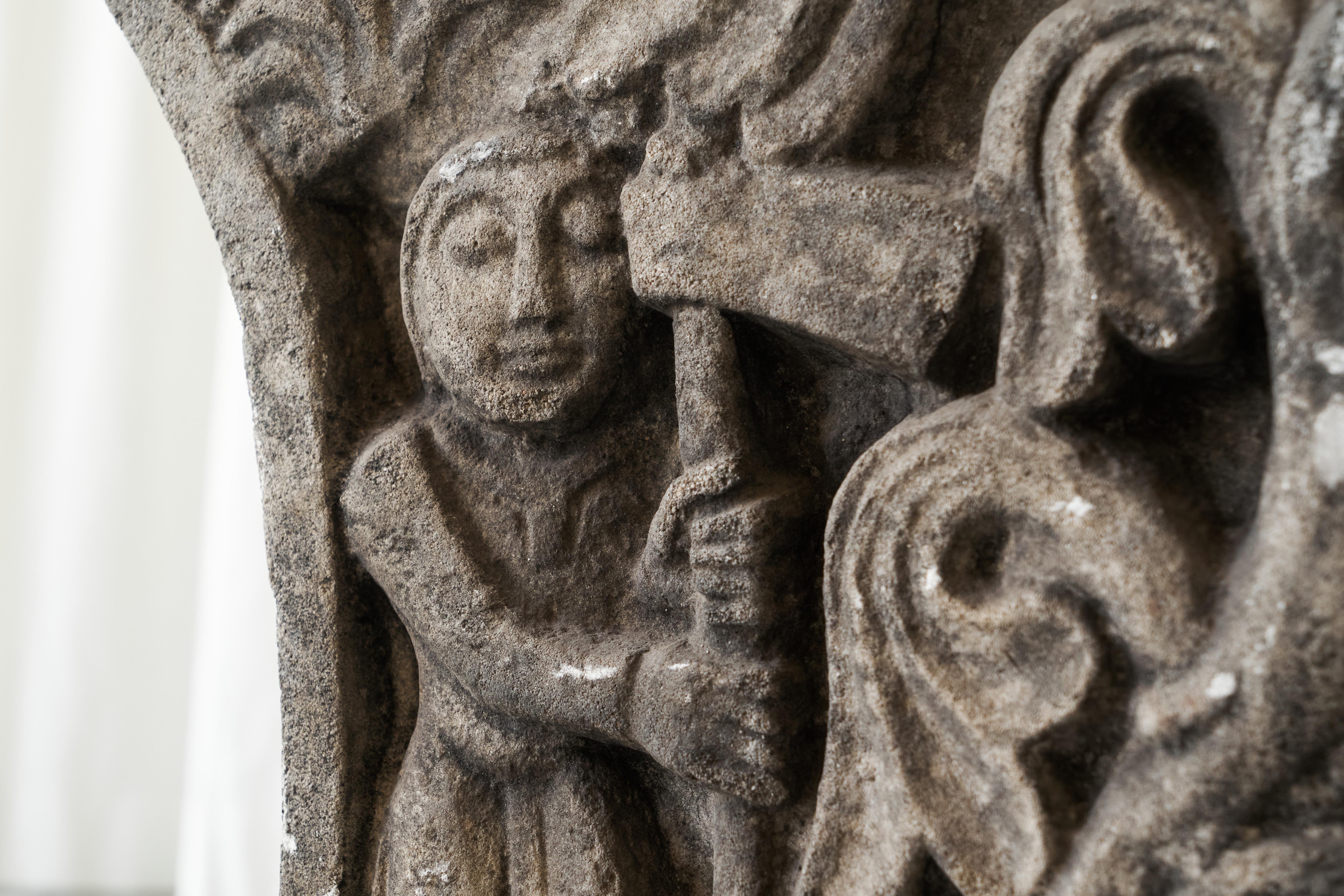 Maravilloso Revestimiento de Chimenea Antiguo en Bajo Relieve de Piedra Tallada a Mano siglo XX en venta