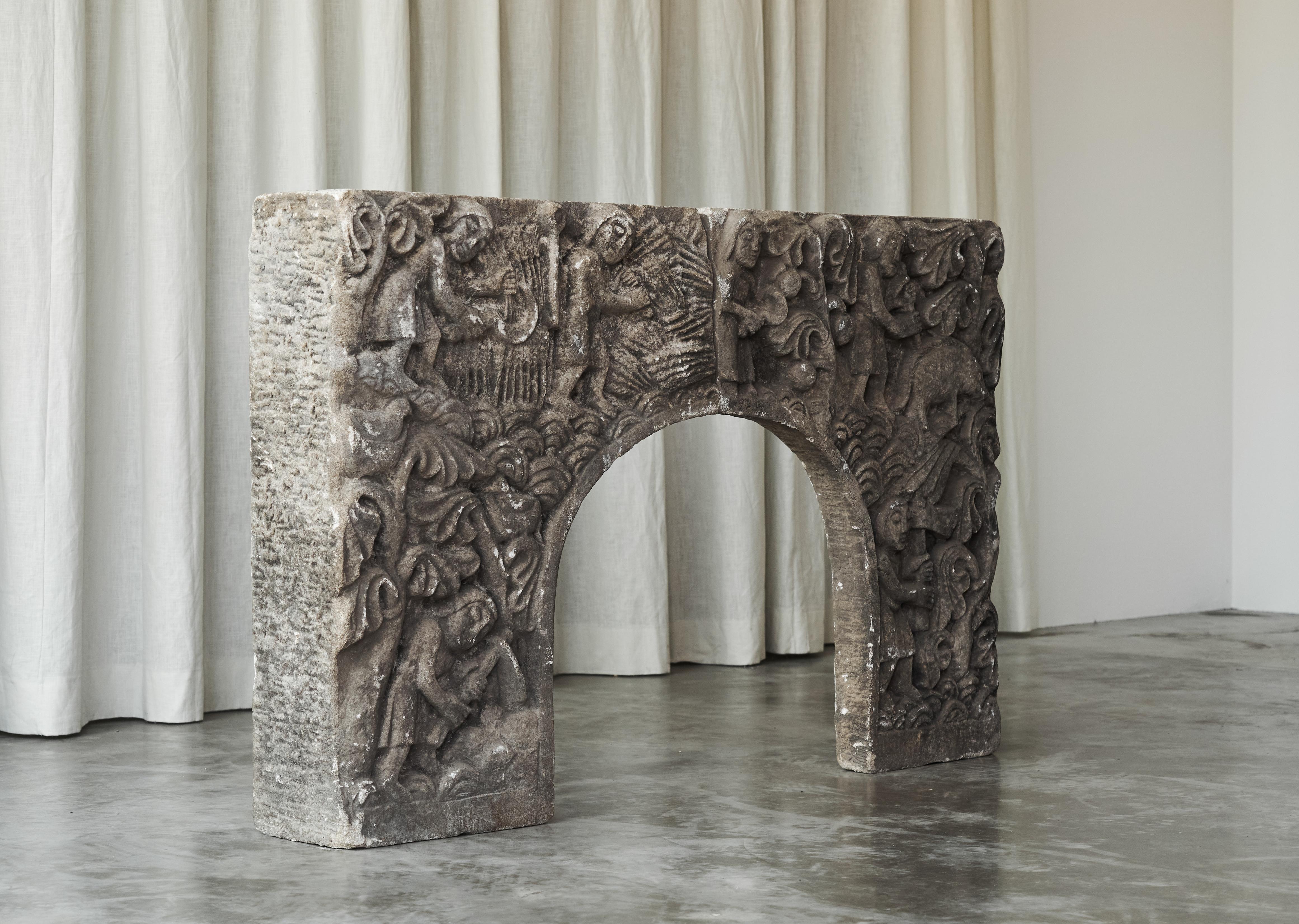 Maravilloso Revestimiento de Chimenea Antiguo en Bajo Relieve de Piedra Tallada a Mano en venta 1