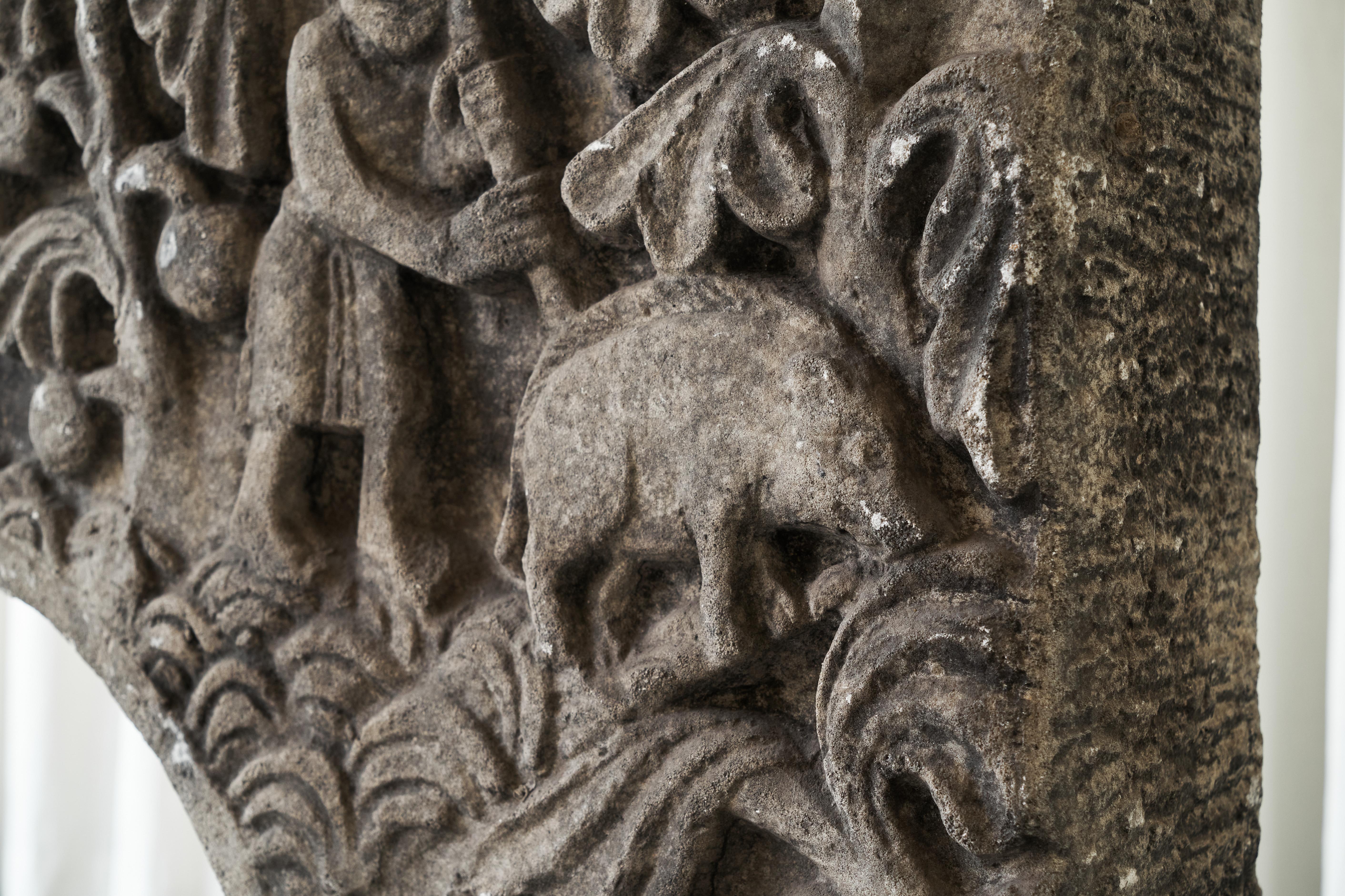Maravilloso Revestimiento de Chimenea Antiguo en Bajo Relieve de Piedra Tallada a Mano en venta 2