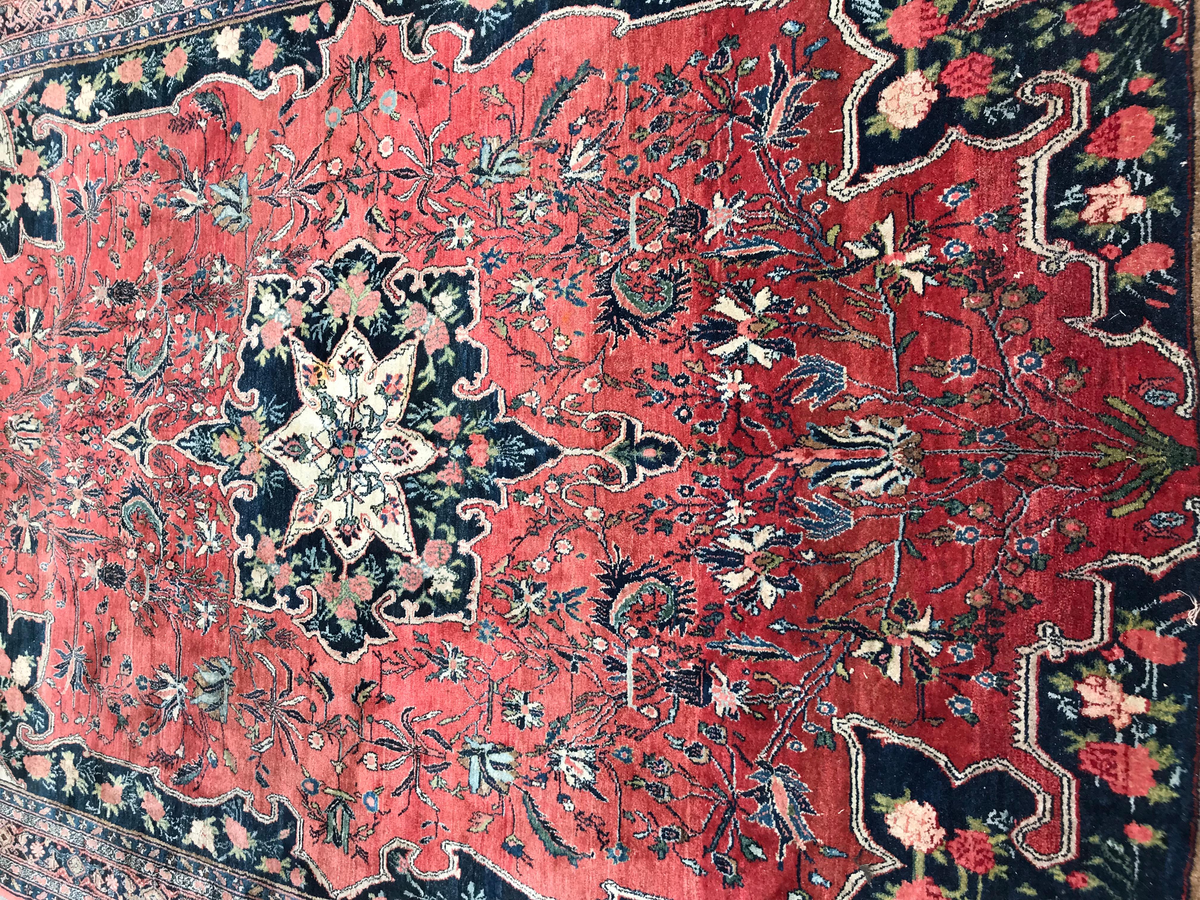 Schöner Teppich aus dem späten 19. oder frühen 20. Jahrhundert mit schönem floralem Muster mit zentralem Medaillon und schönen Farben in Rot, Blau, Dunkelblau, Grün und Rosa, komplett handgeknüpft mit Wollsamt auf Wollfond.