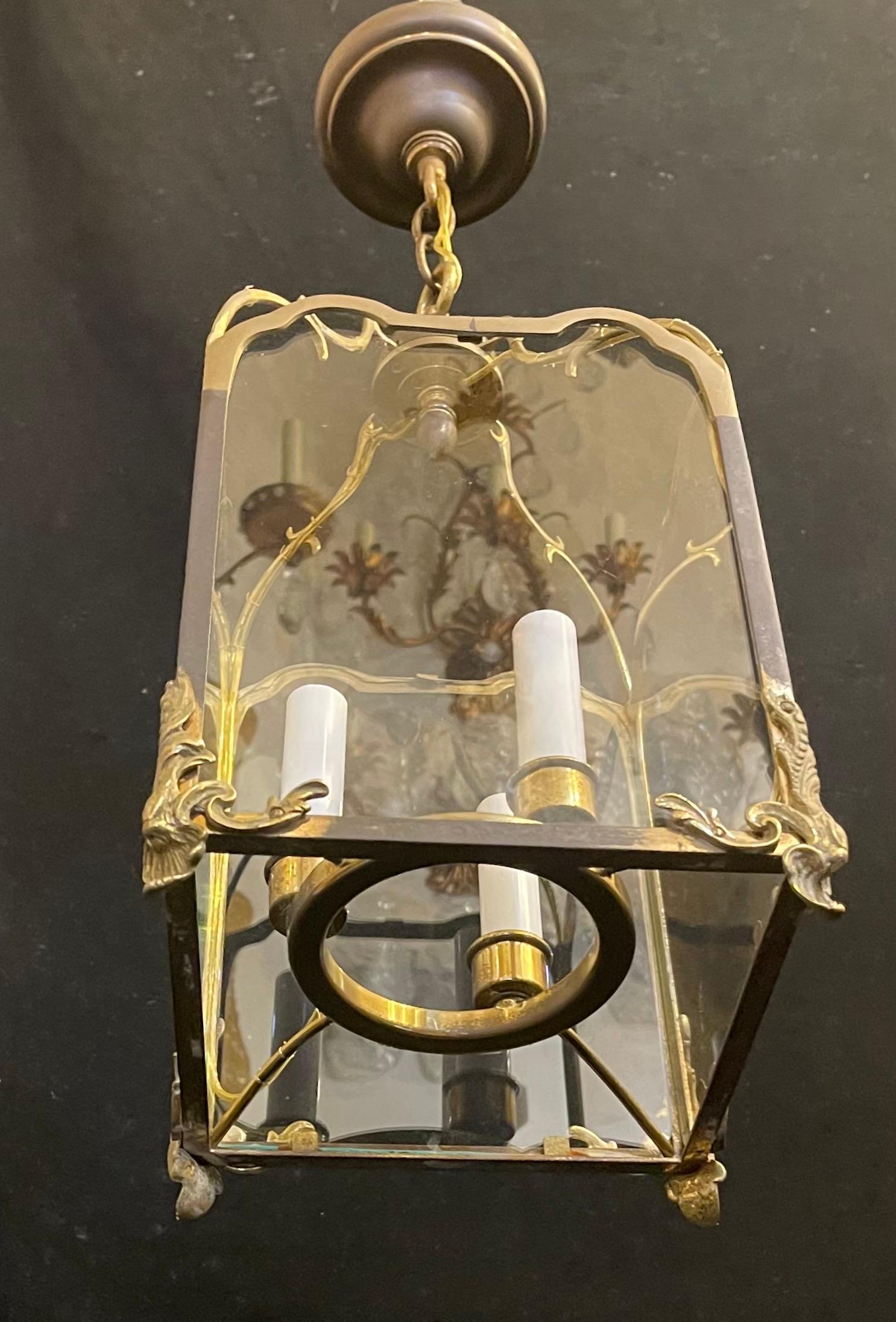 Eine wunderbare Französisch antiken Messing Louis XV Stil Quadrat mit Inset Glas Panel Laterne Pendelleuchte mit einem 3 Kandelaber Licht Innen Cluster
Wird einbaufertig mit Kettendach und Befestigungsmaterial geliefert
In der Manier und im Stil von