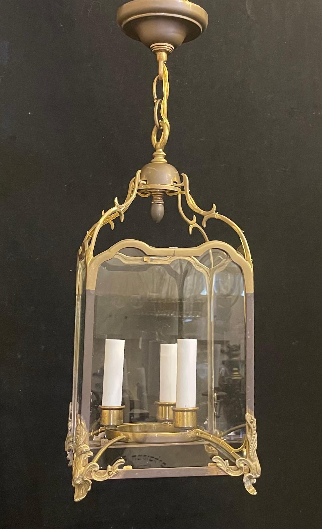 Wunderschöne antike Messing Filigran Vaughan Quadrat Glas Laterne Pendelleuchte im Zustand „Gut“ im Angebot in Roslyn, NY