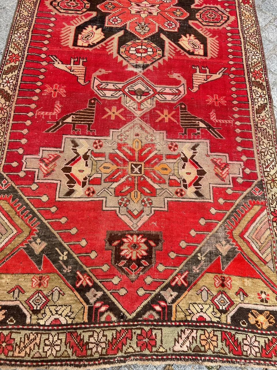 Très belle coulisse caucasienne de la fin du 19ème siècle, originaire du Karabagh, avec de jolis motifs géométriques et stylisés avec des médaillons et des oiseaux, et de belles couleurs naturelles avec un fond rouge et du vert, de l'orange, du rose