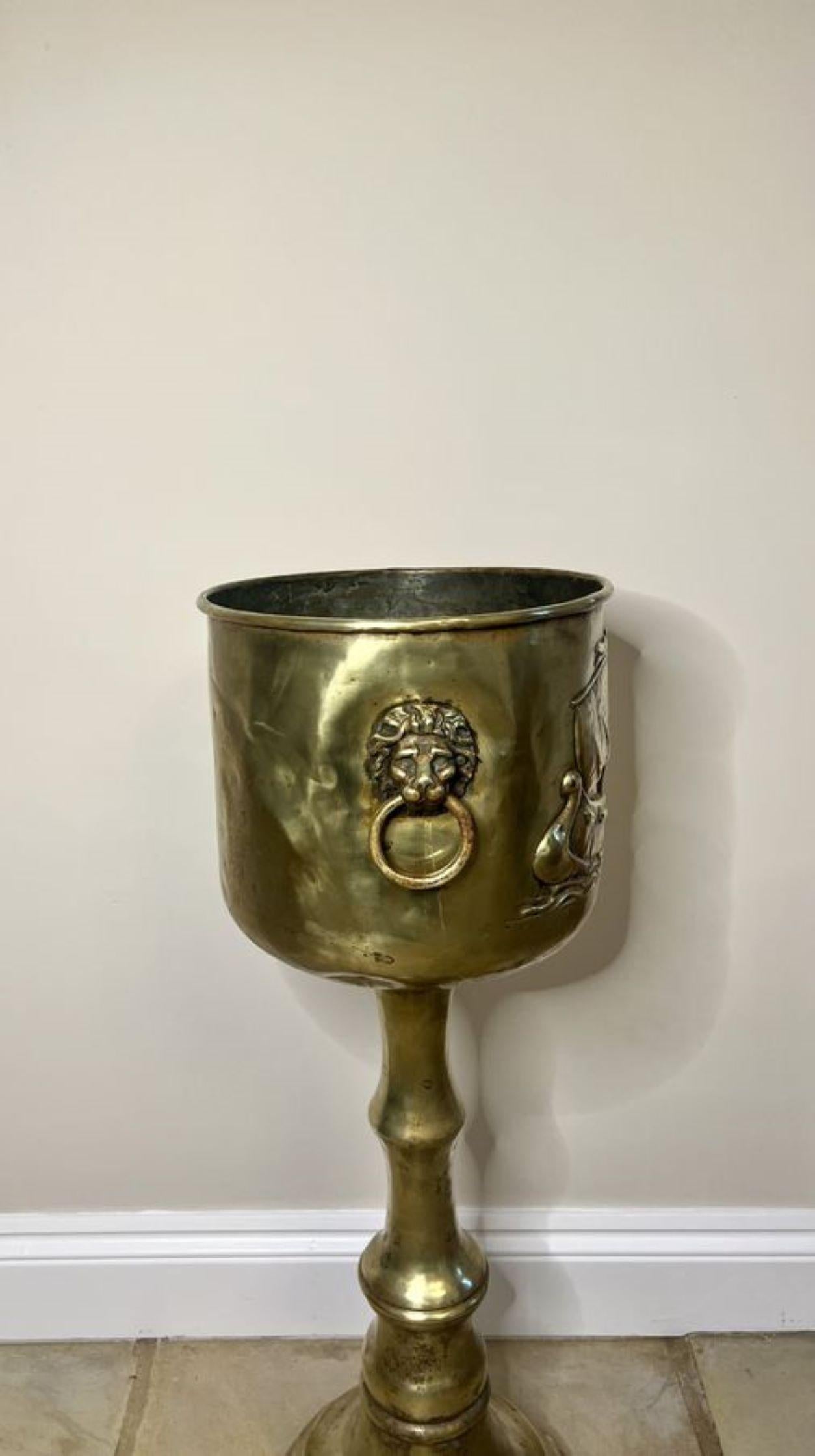 Wonderful antique Edwardian Dutch brass champagne bucket on a stand  In Good Condition In Ipswich, GB