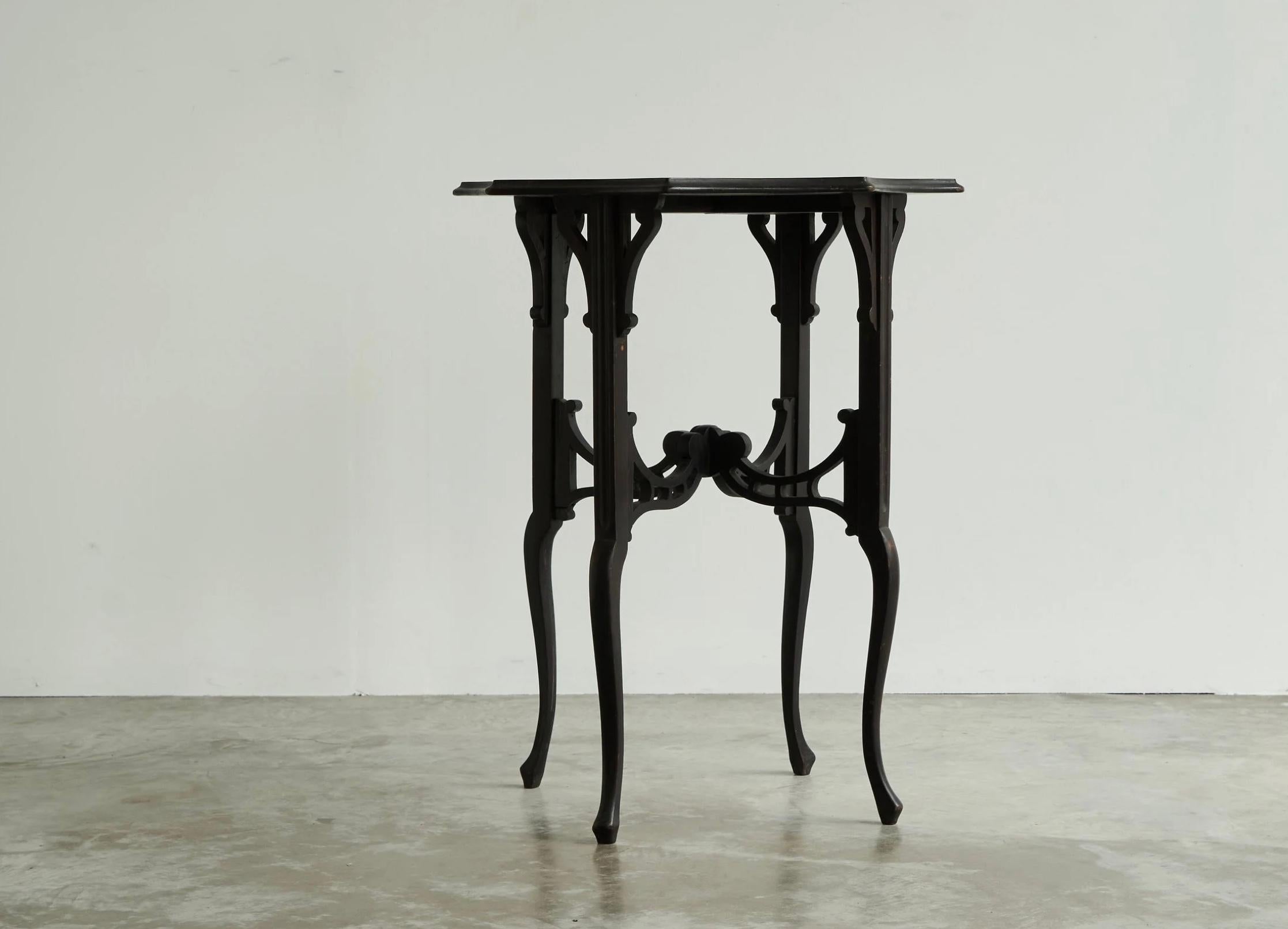 Britannique Wonderful Antique Edwardian Ebonized Arts and Crafts Side Table Early 1900's en vente