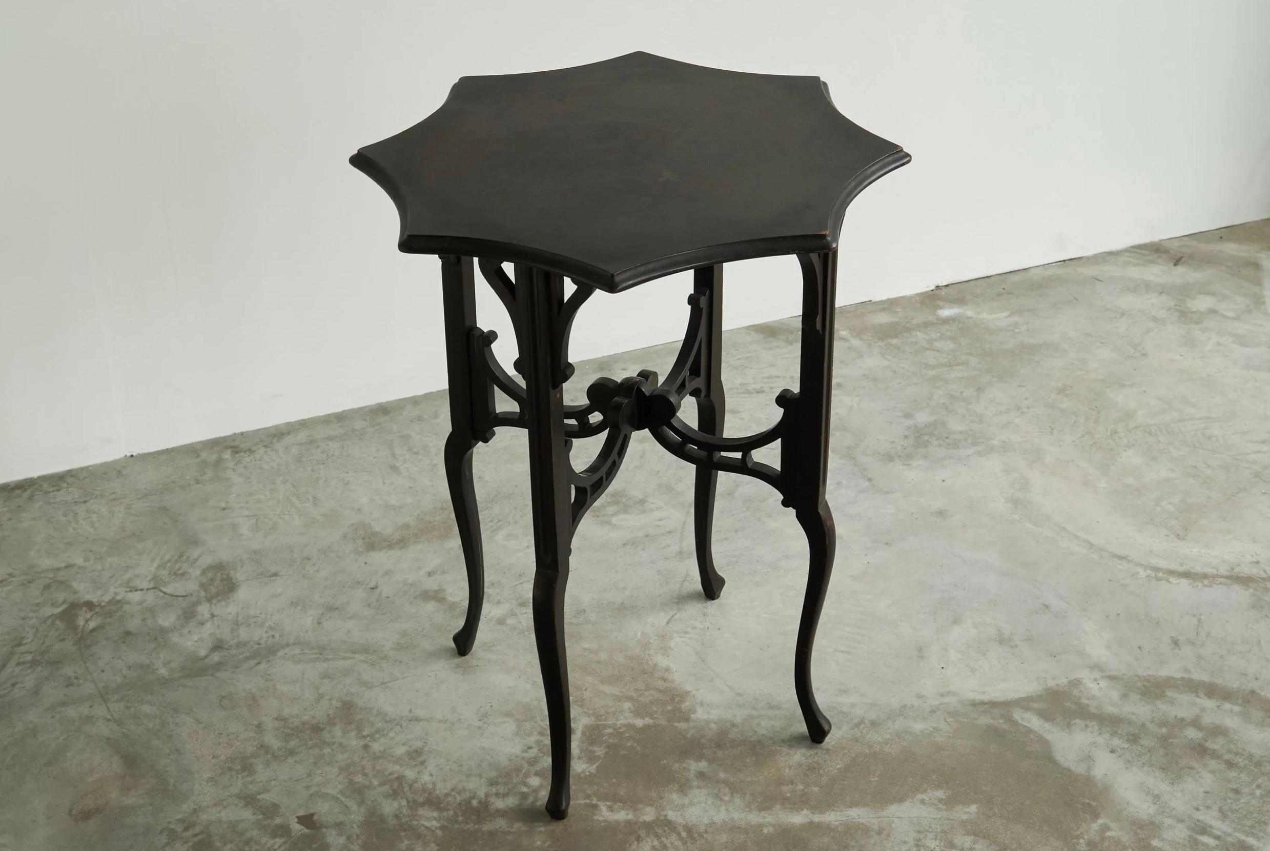 20ième siècle Wonderful Antique Edwardian Ebonized Arts and Crafts Side Table Early 1900's en vente