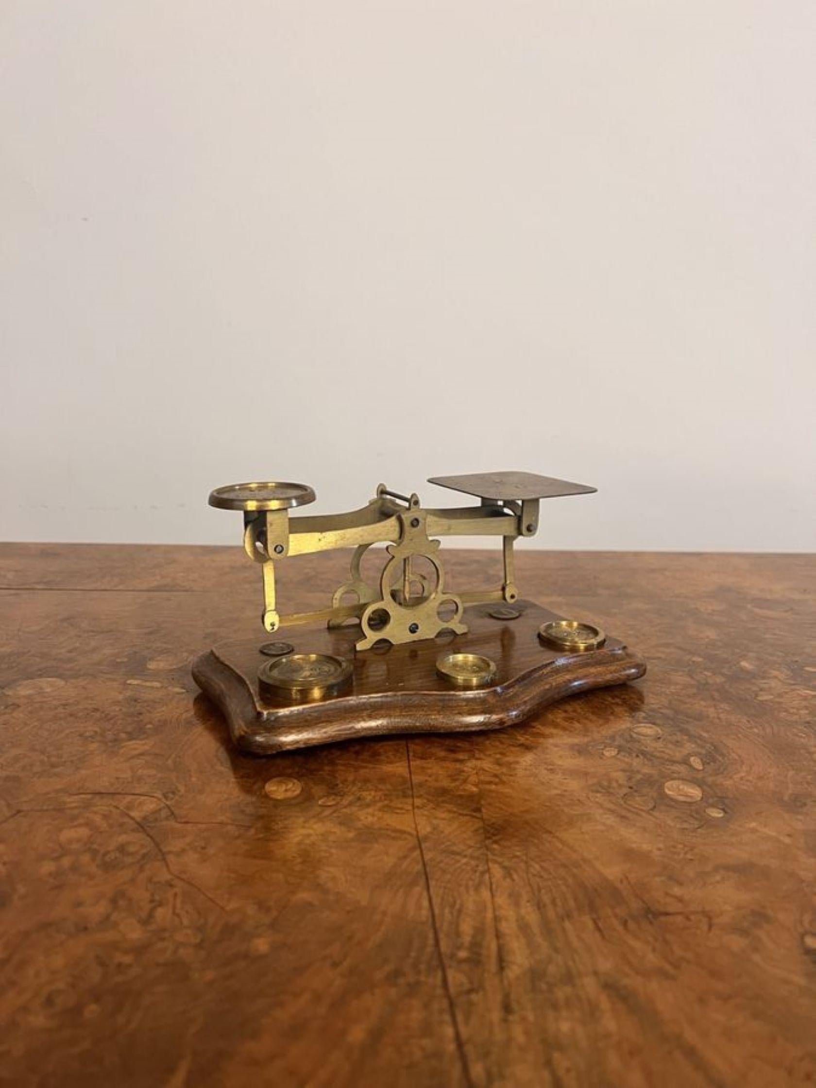Wonderful antique Edwardian postal scales and weights  In Good Condition For Sale In Ipswich, GB