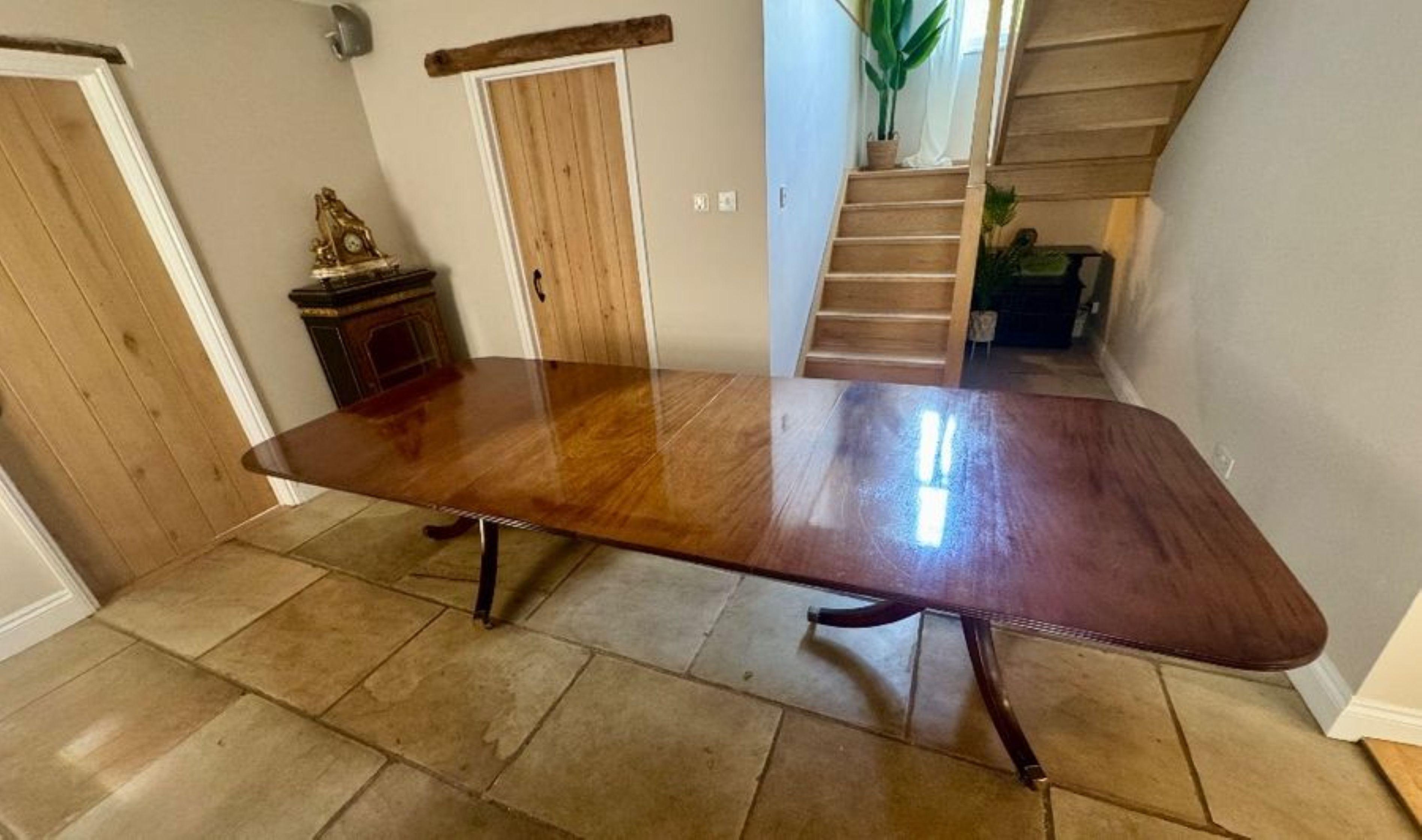 Wonderful antique Edwardian quality figured mahogany 12 seater two pilar dining For Sale 5