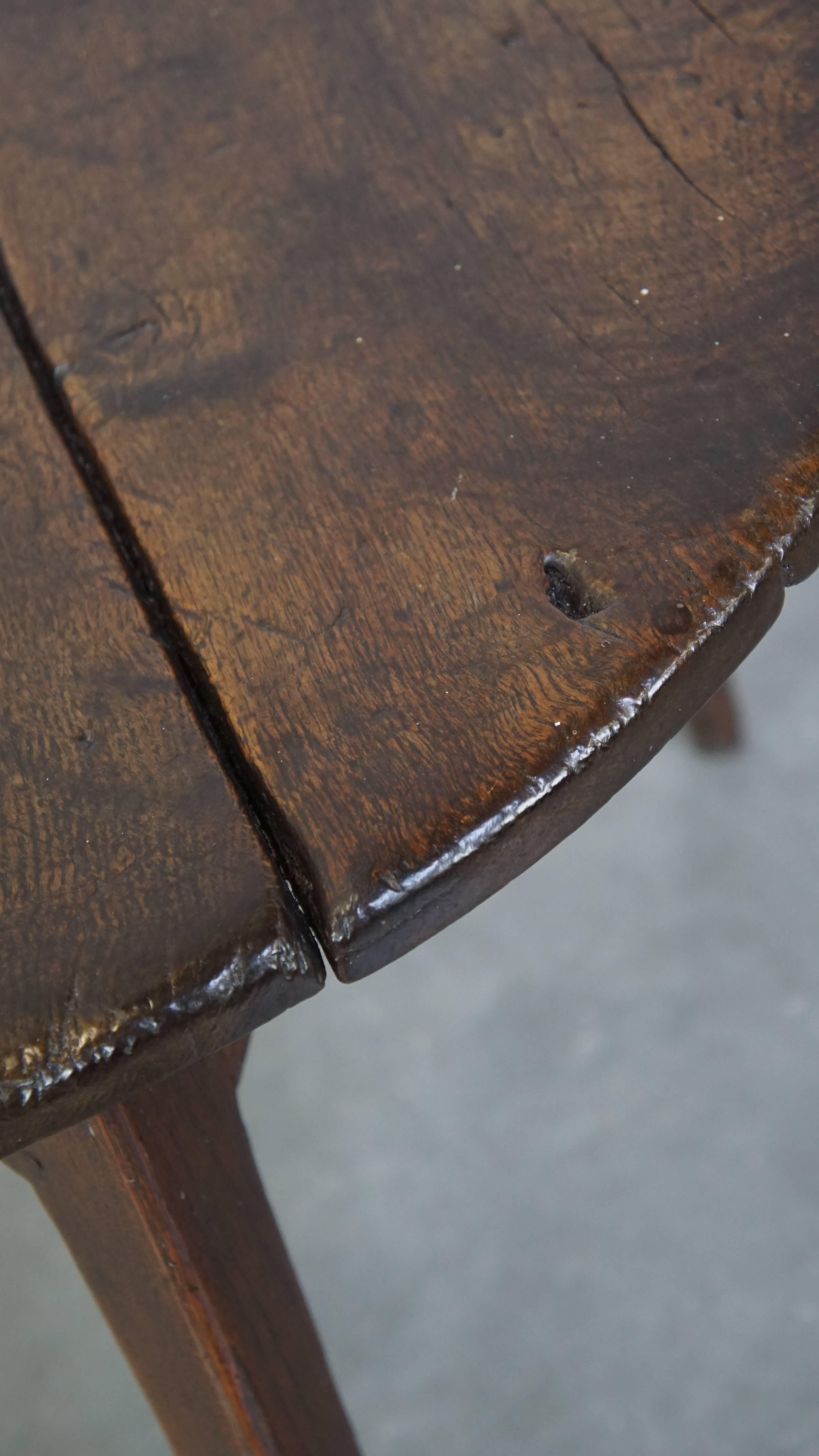 Merveilleuse table de cricket anglaise ancienne du 18e siècle en vente 3