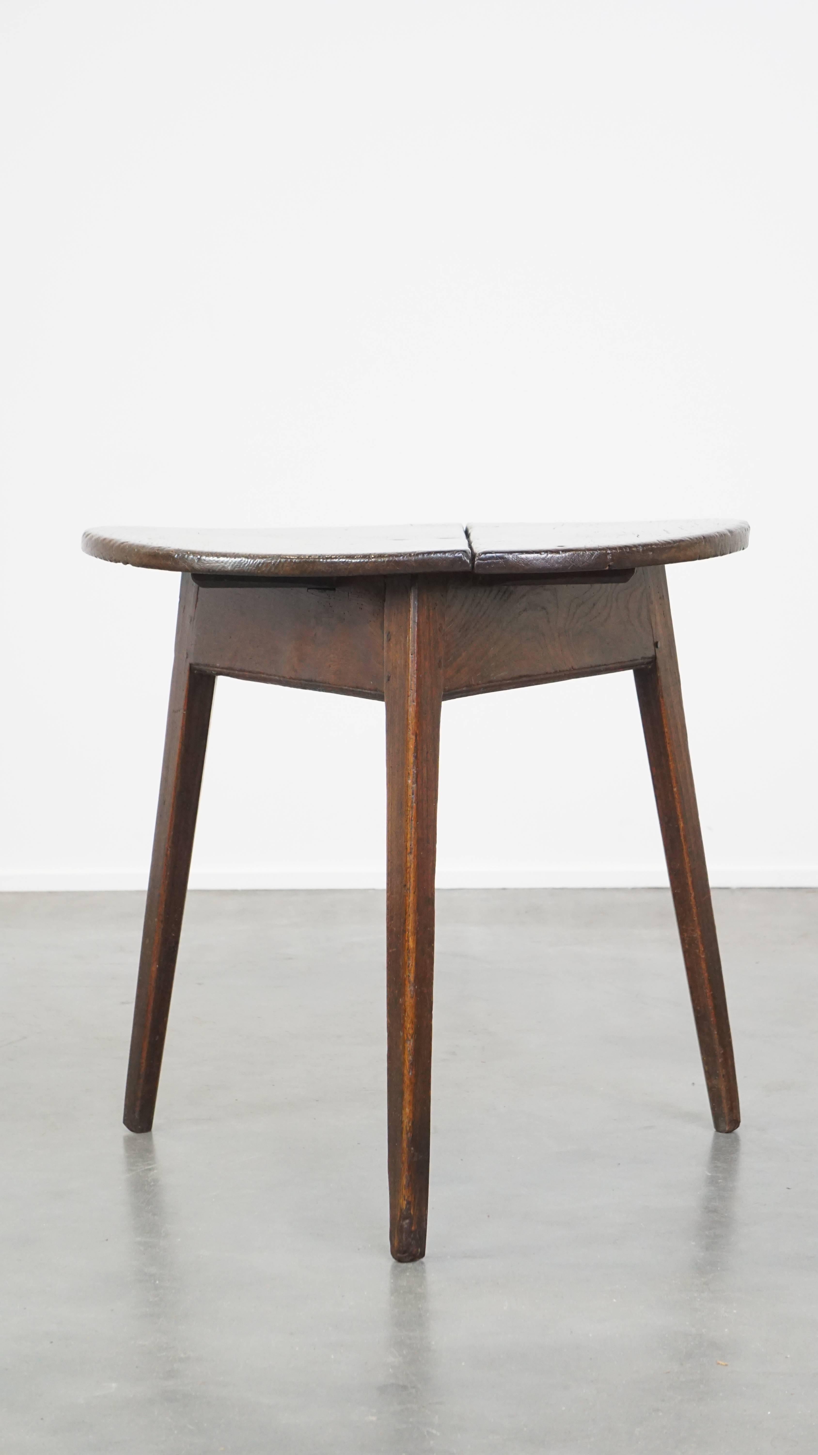 Si vous êtes un véritable amateur d'intérieurs joliment stylisés, vous ne pouvez tout simplement pas passer à côté des véritables tables de cricket anglaises antiques. La pureté et la classe que ces tables dégagent sont inégalées, transcendant à la