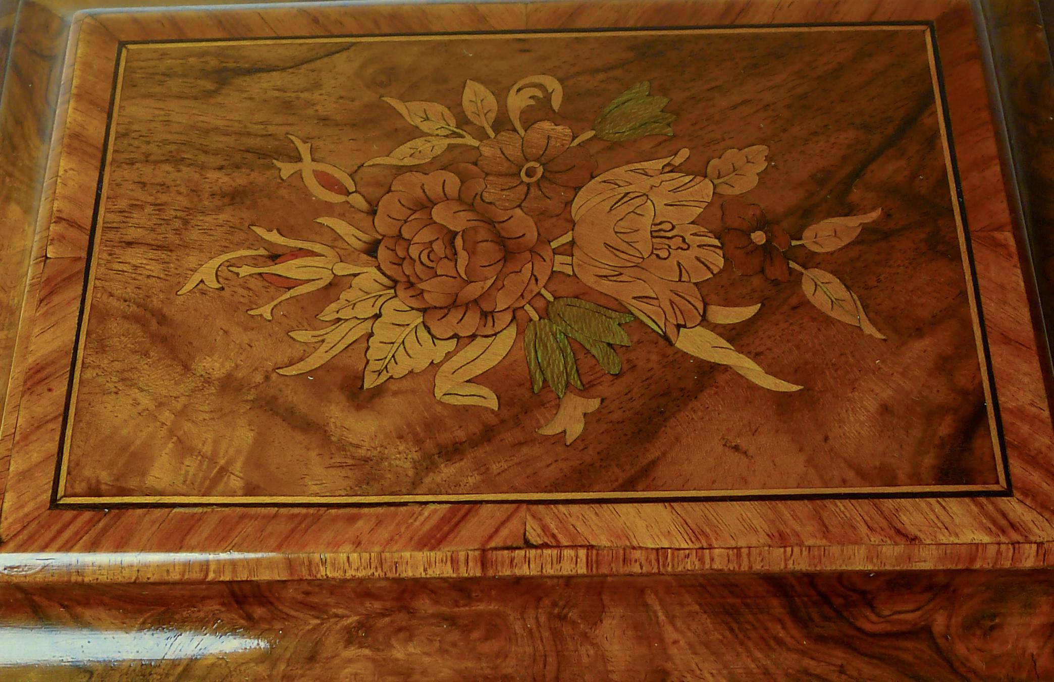 Merveilleuse boîte à thé en noyer et bois de tulipier de style Régence anglaise - incrustation florale en vente 3