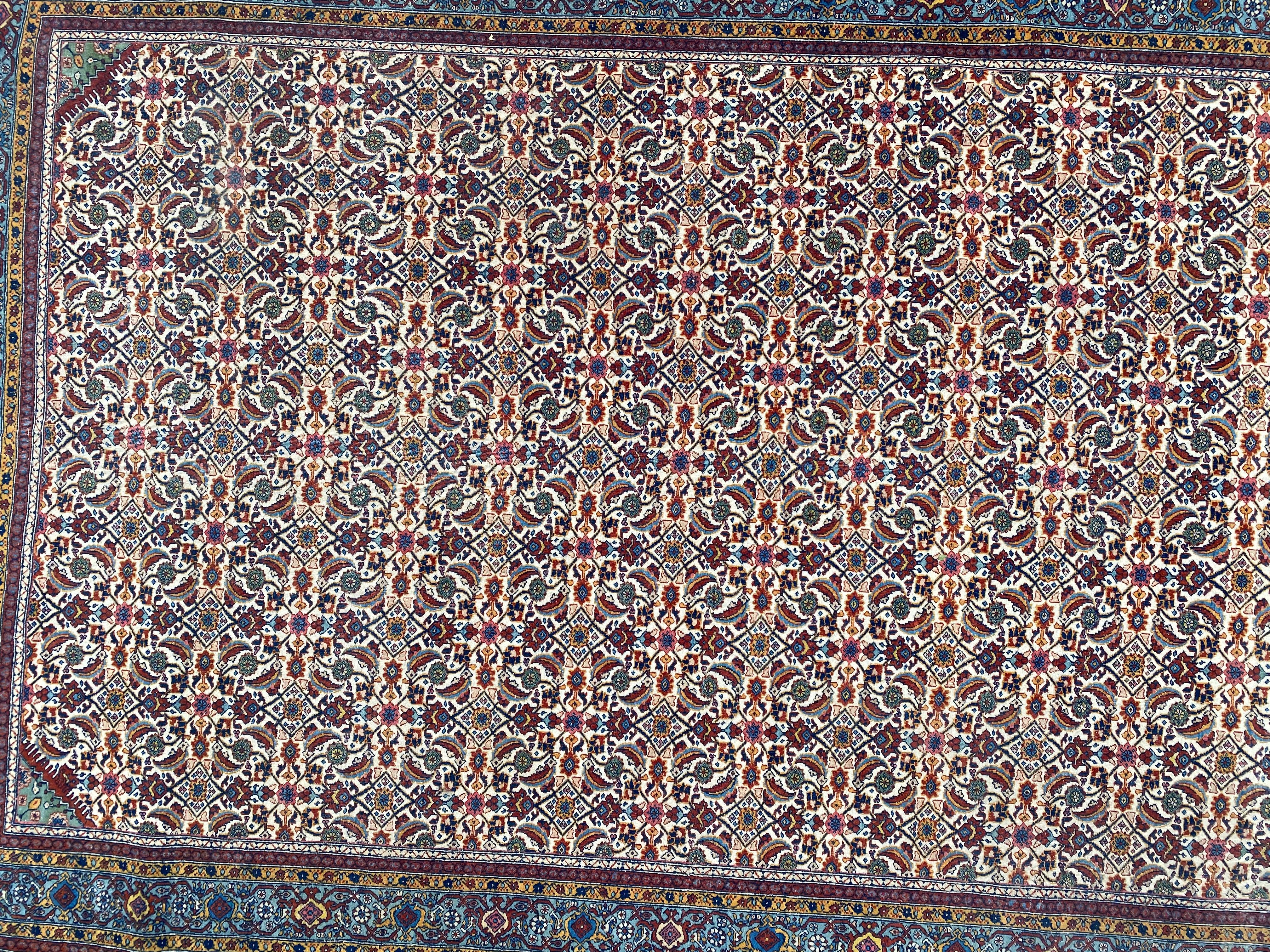 Sehr schöner antiker feiner Teppich mit schönem dekorativem Senneh- und Farahan-Muster, und schönen natürlichen Farben, sehr fein handgeknüpft mit Wollsamt auf Baumwollgrund
Maße: 140 x 212 cm.