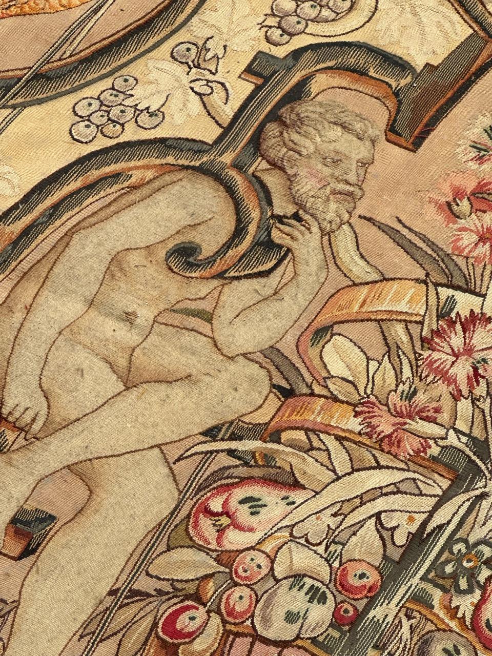 Scopri l'eleganza senza tempo di questo arazzo Aubusson francese della fine del XIX secolo, caratterizzato da un design accattivante ispirato all'arazzo da museo del XVI secolo.
 Questo arazzo è un pezzo di Aubusson finemente tessuto in seta, con un