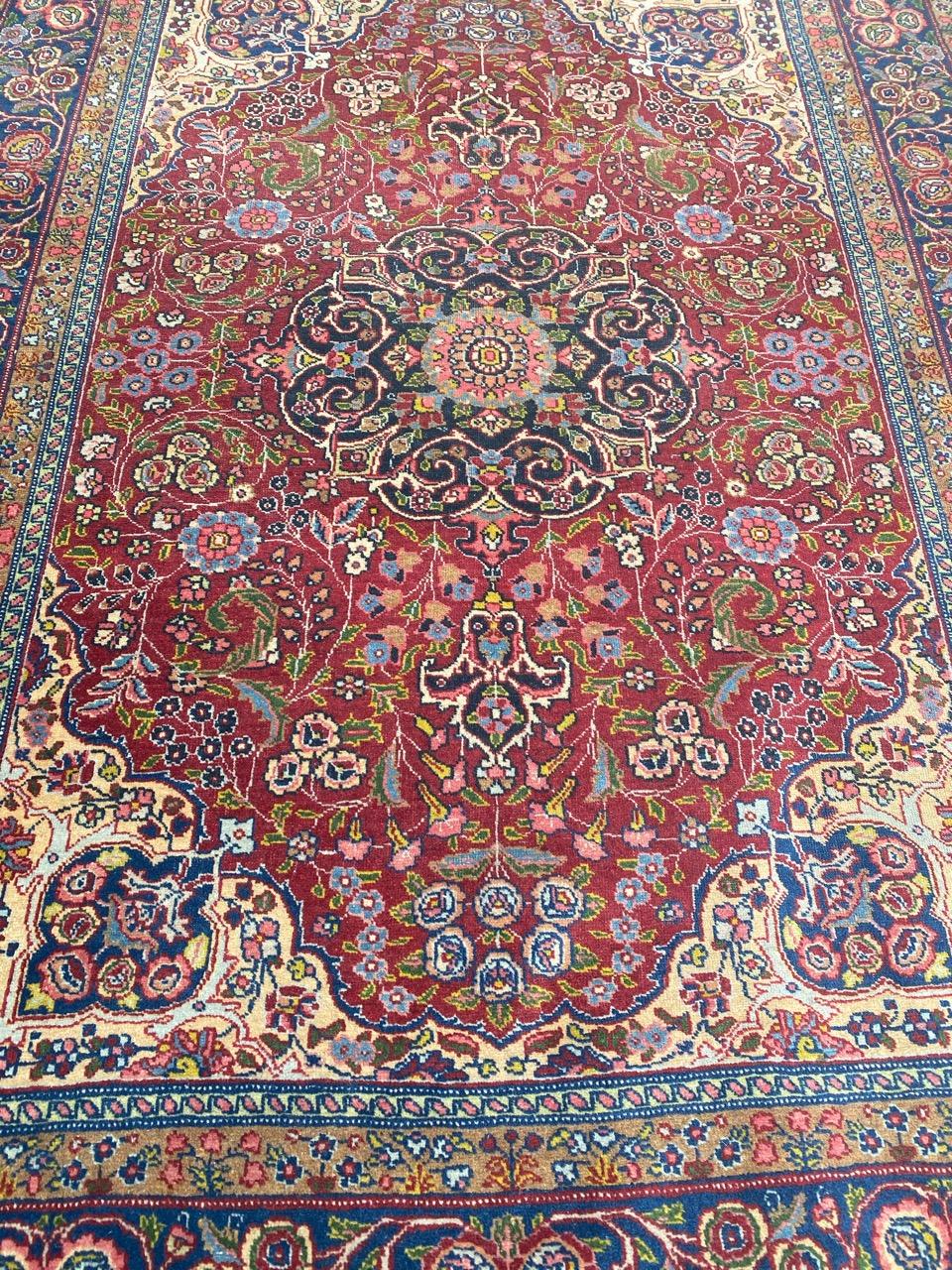 Sehr hübscher Täbriz-Teppich aus dem späten 19. Jahrhundert mit schönem floralem Medaillon-Muster in der Mitte und schönen natürlichen Farben, vollständig und fein handgeknüpft mit Wollsamt auf Baumwollgrund.

✨✨✨
