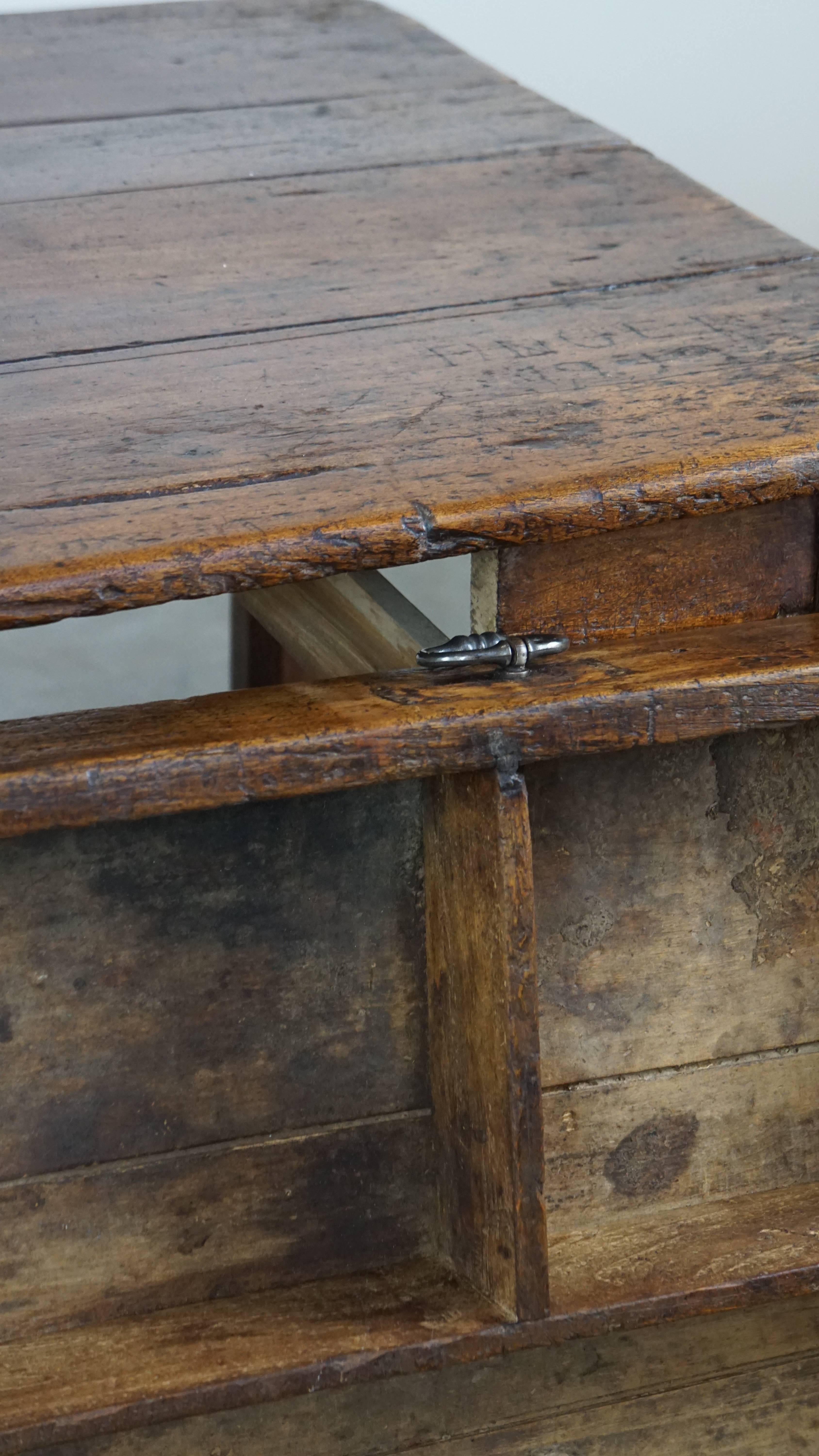 Merveilleuse table de salle à manger française ancienne de la fin du XVIIIe siècle en vente 6