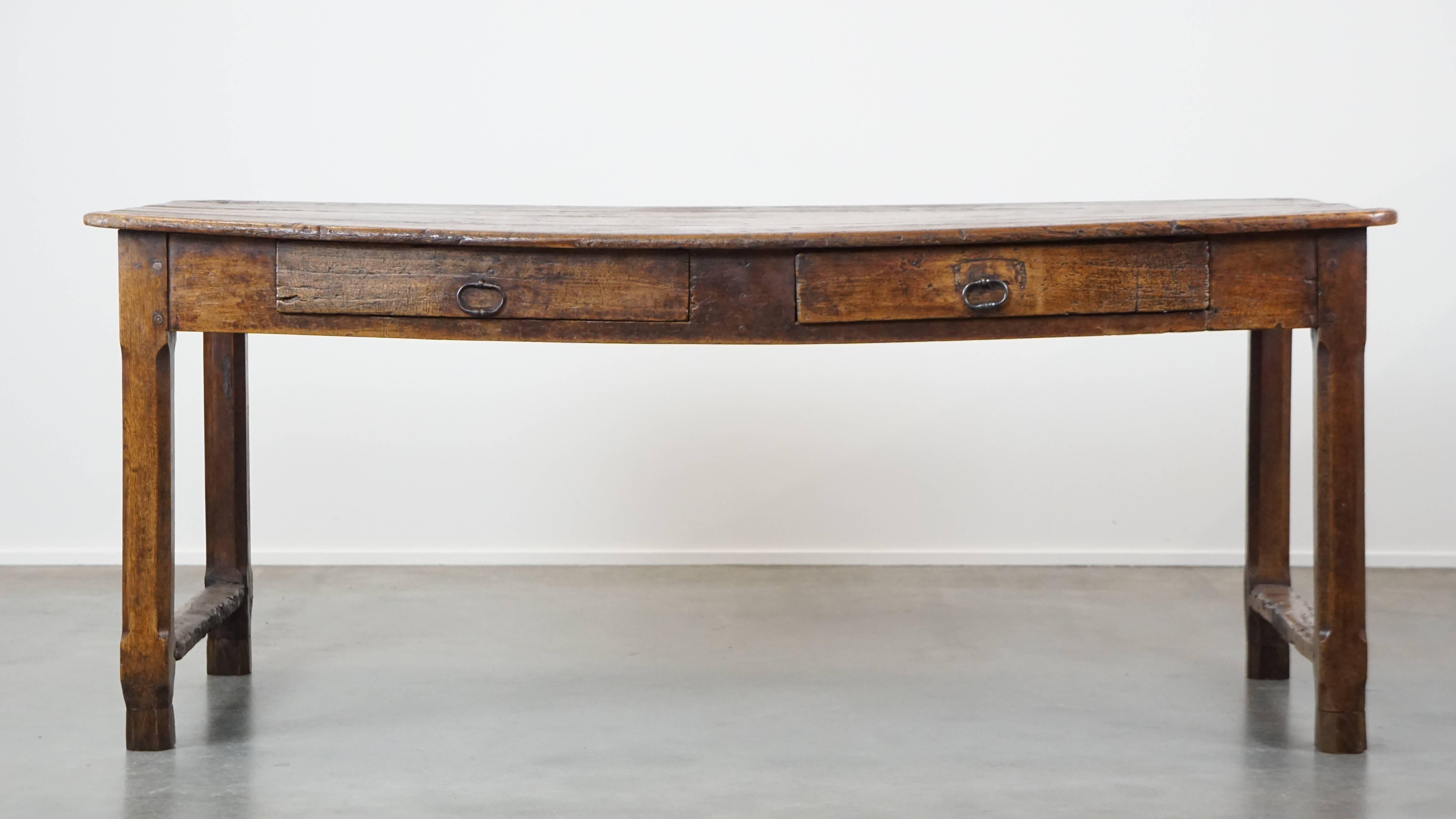 Cette très belle table de salle à manger antique française date de la fin du XVIIIe siècle et est une pièce étonnante sous tous les angles. Les traverses magnifiquement usées, les tiroirs, l'incroyable plateau et la patine ajoutent une valeur