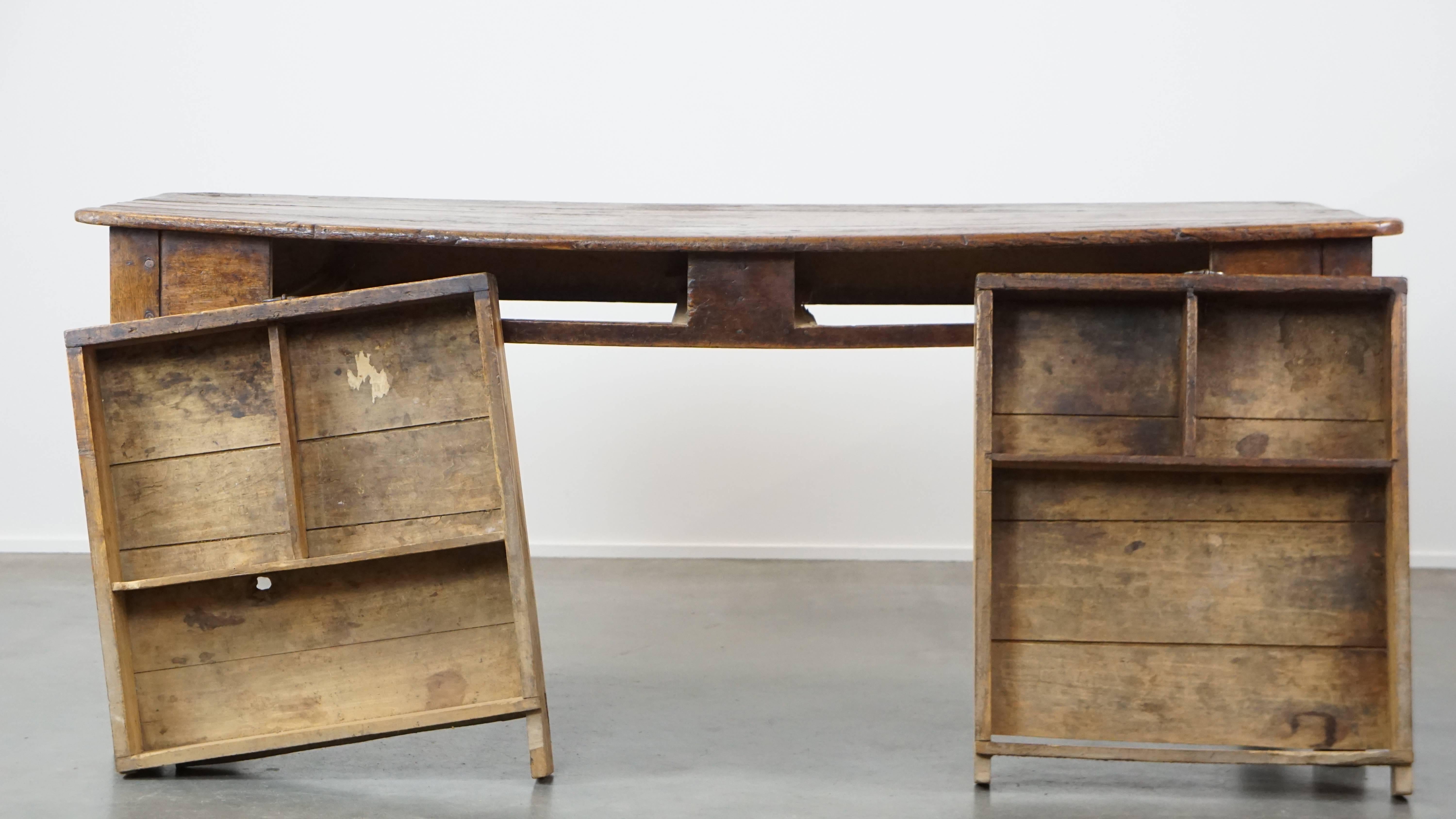 Français Merveilleuse table de salle à manger française ancienne de la fin du XVIIIe siècle en vente