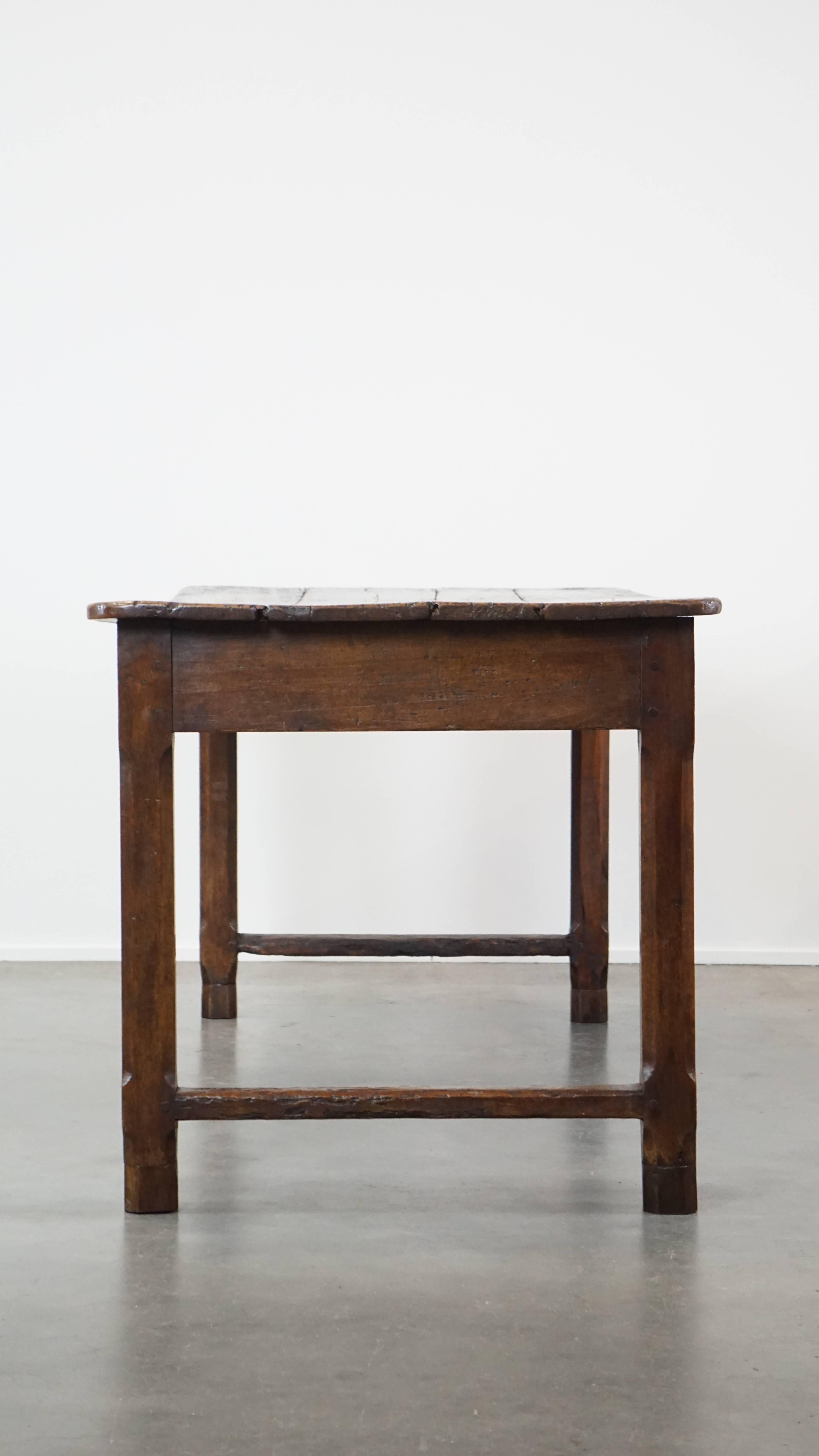 Fait main Merveilleuse table de salle à manger française ancienne de la fin du XVIIIe siècle en vente