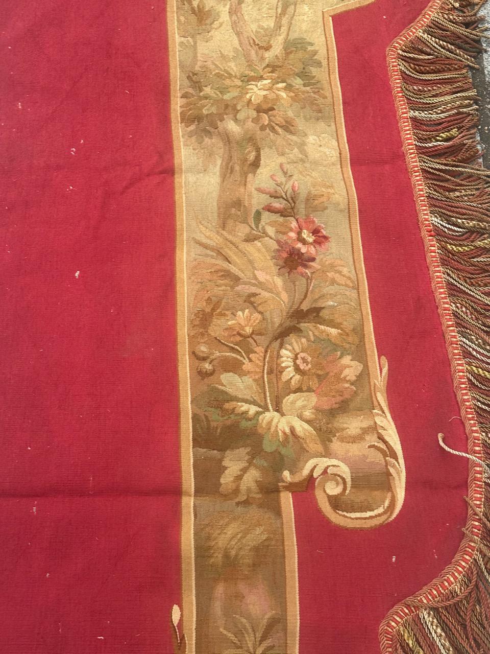 Entdecken Sie die zeitlose Eleganz dieses Aubusson-Teppichs aus dem 19. Jahrhundert in Form eines Volants. 
Sehr fein und präzise aus Wolle gewebt in einer renommierten  Werkstätten in Aubusson, die mit einem für die Aubussoner Handwerkskunst