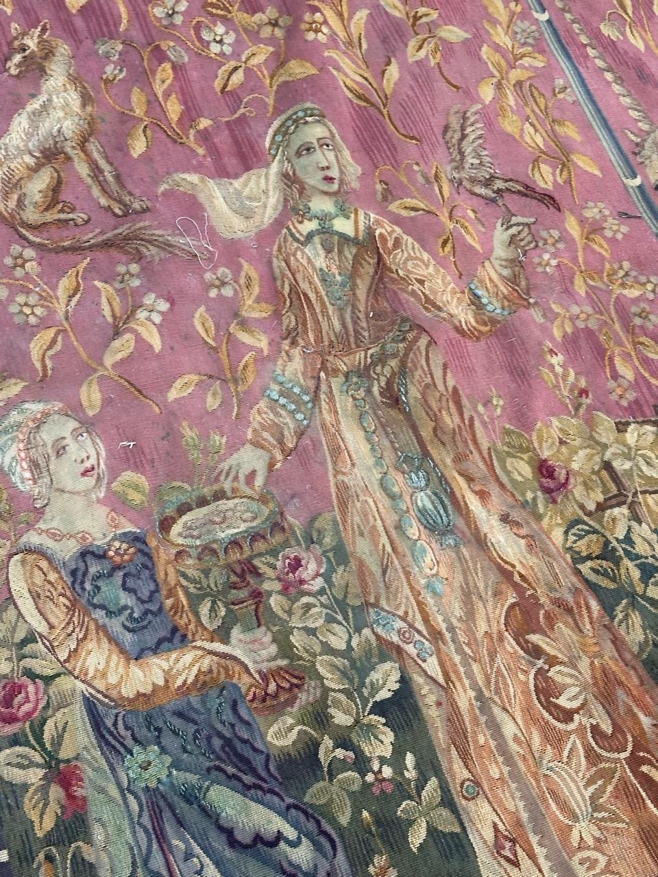 Entdecken Sie die zeitlose Eleganz dieses französischen Aubusson-Wandteppichs aus dem frühen 20. Jahrhundert mit einem fesselnden Design, das von der berühmten Wandteppichserie 