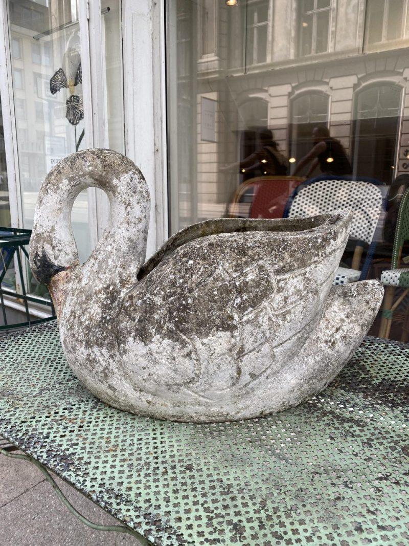 Absolutely enchanting midcentury French planter / jardiniere, from France. Cast in cement, and shaped like a wonderful swan with an elegantly curved neck.

Fantastic true weathered patina.

An absolute feature for your garden, cottage,