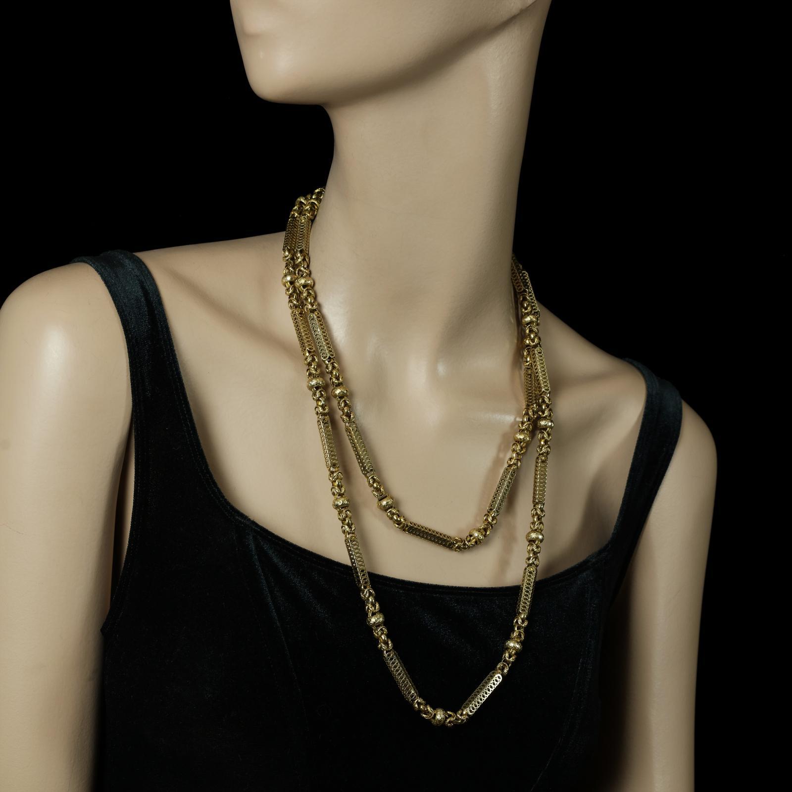 A wonderful Georgian 18ct gold long chain c.1830, composed of twenty elongated openwork cage links with five uniform sides formed of overlapping circle motifs, joined by sections of chain link with both hammered and plain polished links and a single