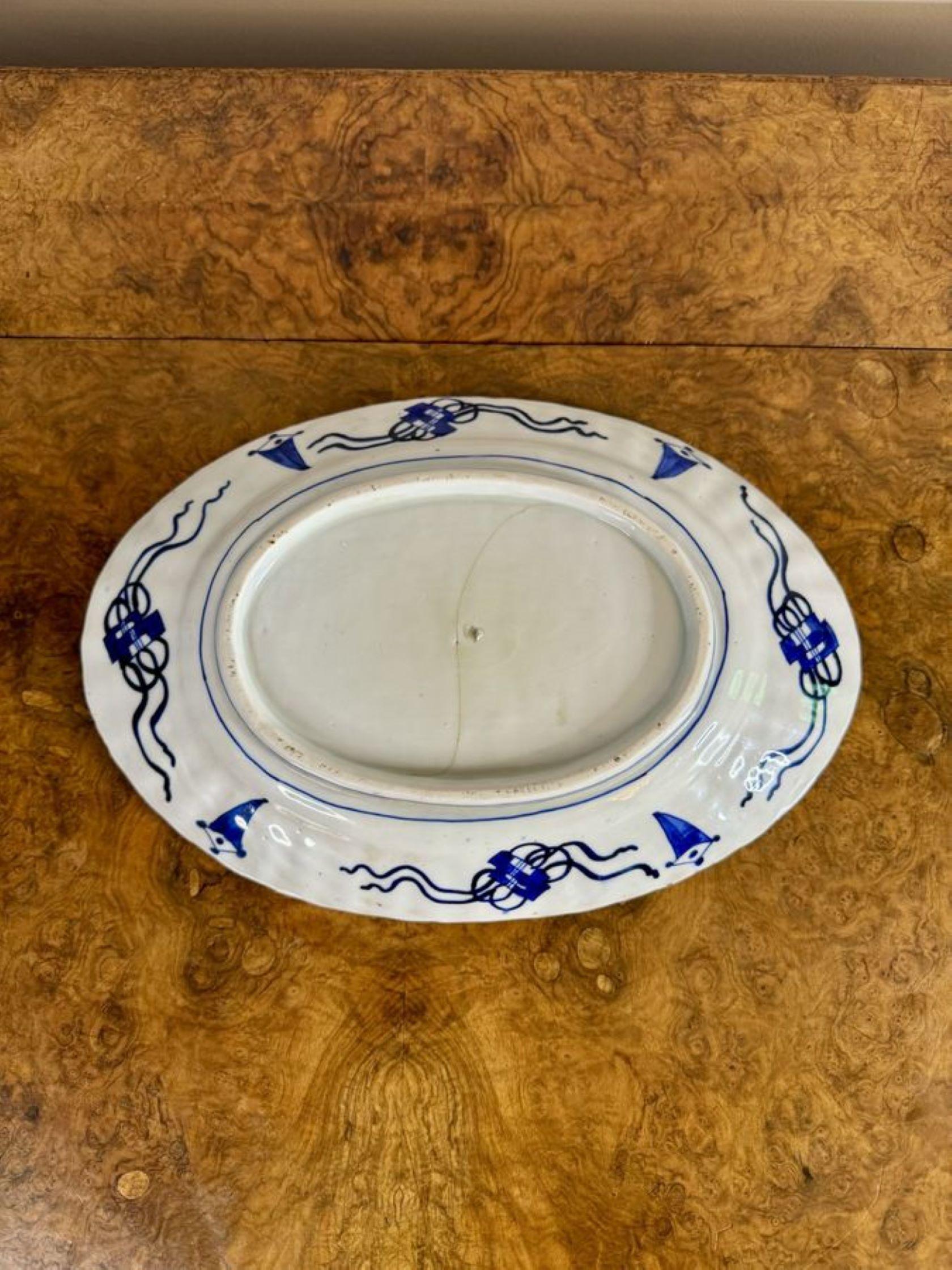 Merveilleuse coupe japonaise ancienne de forme ovale imari, ayant une qualité de coupe japonaise ancienne de forme ovale imari décorée avec des fleurs, des papillons et des motifs dans de superbes couleurs blanches, bleues, vertes et rouges.
La