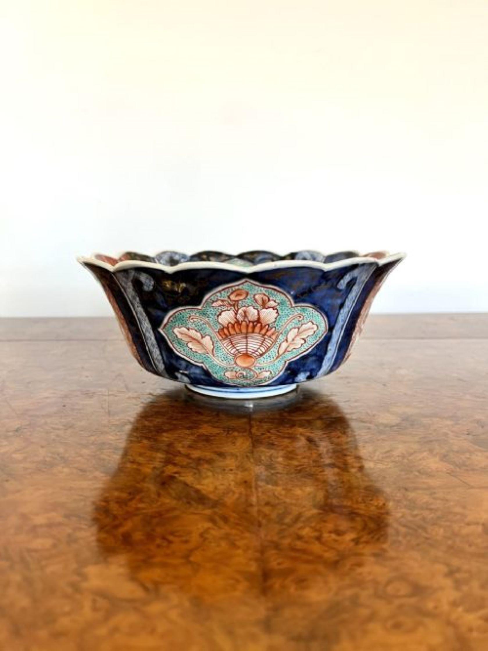 Wonderful antique Japanese Imari scallop shaped edge bowl  In Good Condition For Sale In Ipswich, GB