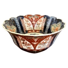 Maravilloso cuenco antiguo japonés Imari de borde festoneado